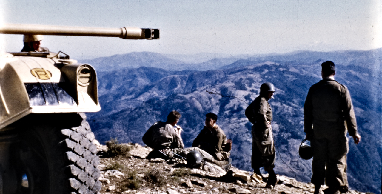 Bannière Algérie, des soldats à la caméra, diffusion tv le 25 mars