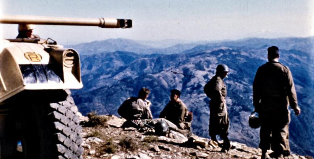 Bannière Algérie, des soldats à la camera