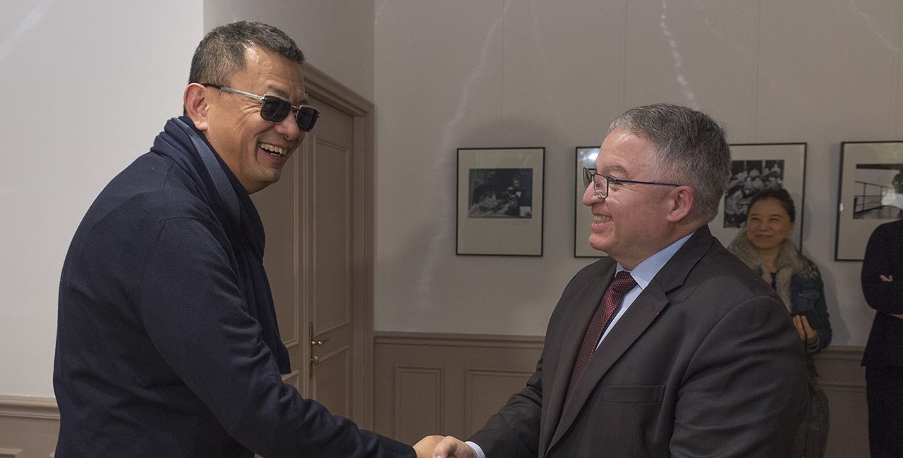 Bannière Le réalisateur Wong Kar Wai en visite à l’ECPAD