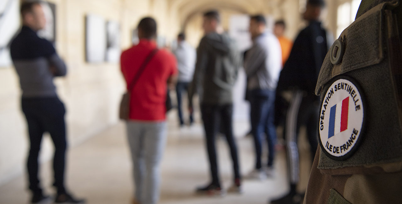 Bannière Des Sentinelles visitent l’exposition Depardon