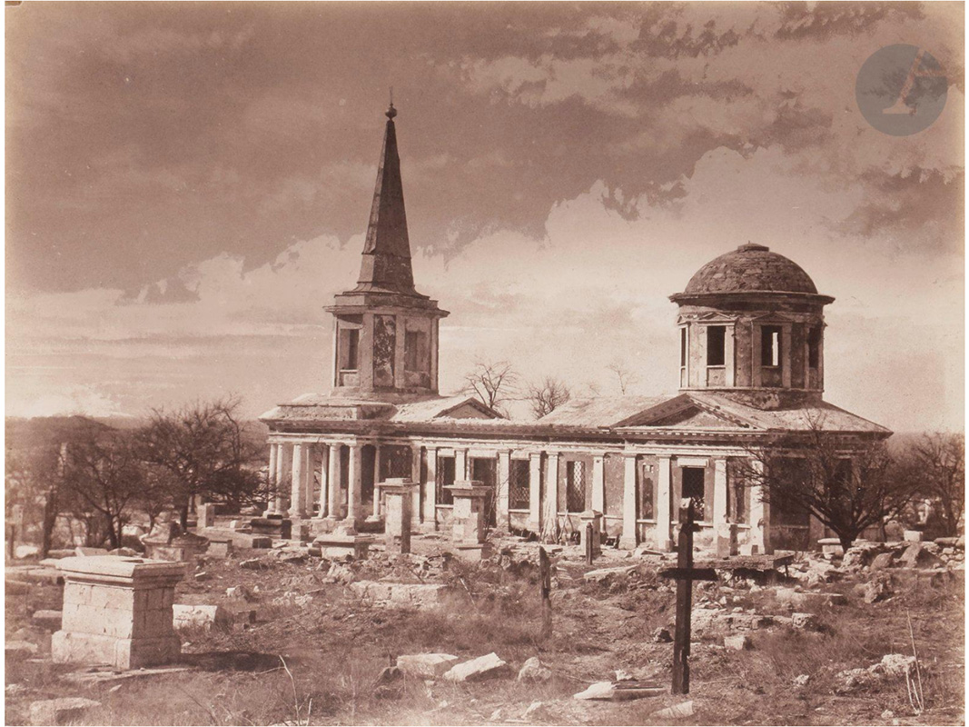  Jean-Charles Langlois - Léon-Eugène Méhédin 
Souvenirs de la guerre de Crimée, 1855-1856. 
Église du cimetière de Sébastopol. 
Épreuve sur papier salé-albuminé, d’après négatif papier, contrecollé sur carton. Légende manuscrite à l’encre et timbre sec du tireur-éditeur « Martens Paris » sur le montage, en bas. 
23,8 x 31,3 cm 