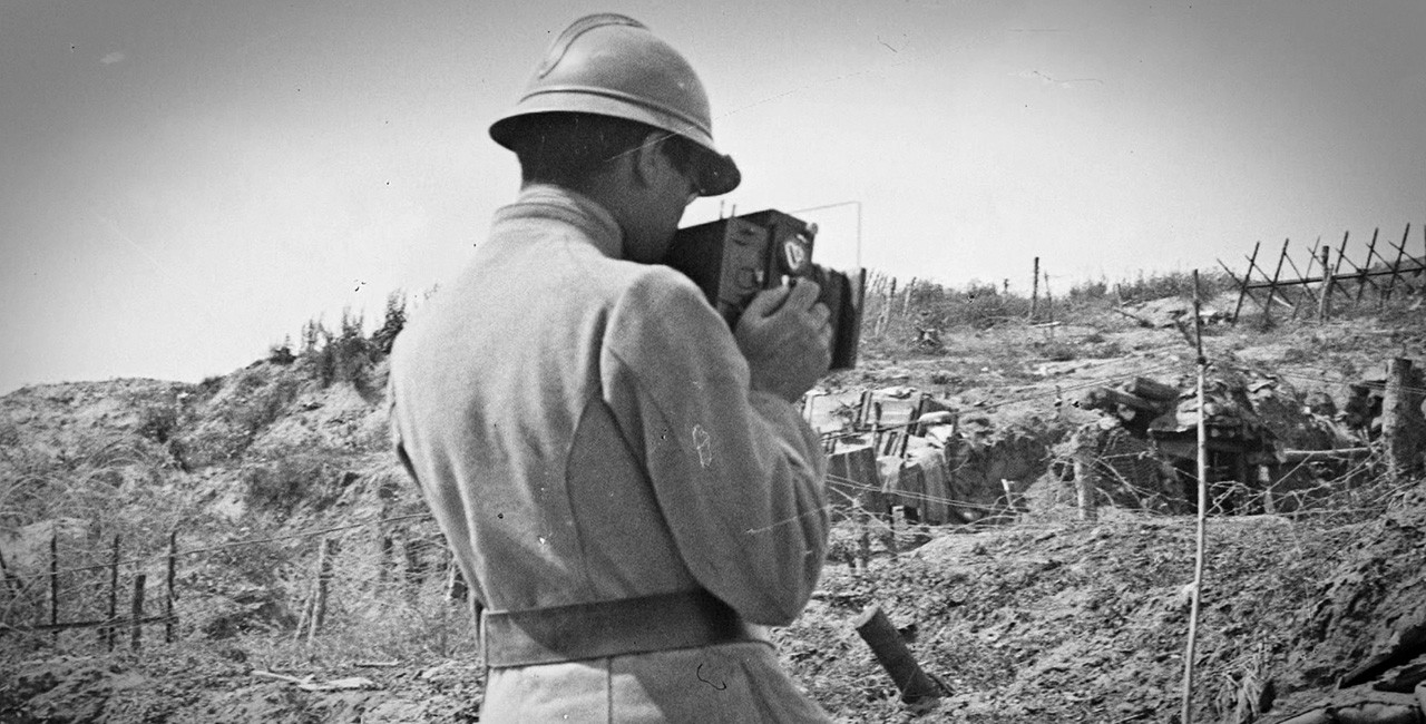 Bannière Découvrir enfin l’exposition « Derrière les images. Photographier la guerre », conçue par l’ECPAD et le Mémorial 14-18 Notre-Dame-de-Lorette.