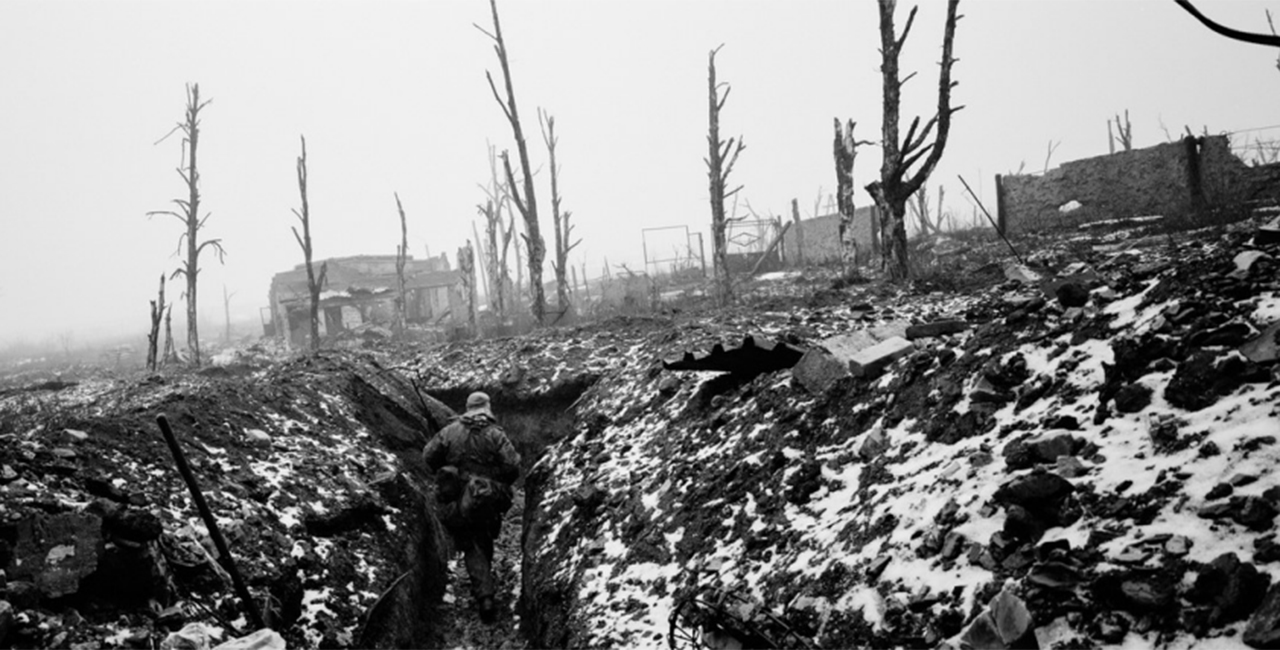 Bannière Table ronde en présence du photojournaliste Édouard Elias et des commissaires de l’exposition Derrière les images. Photographier la guerre