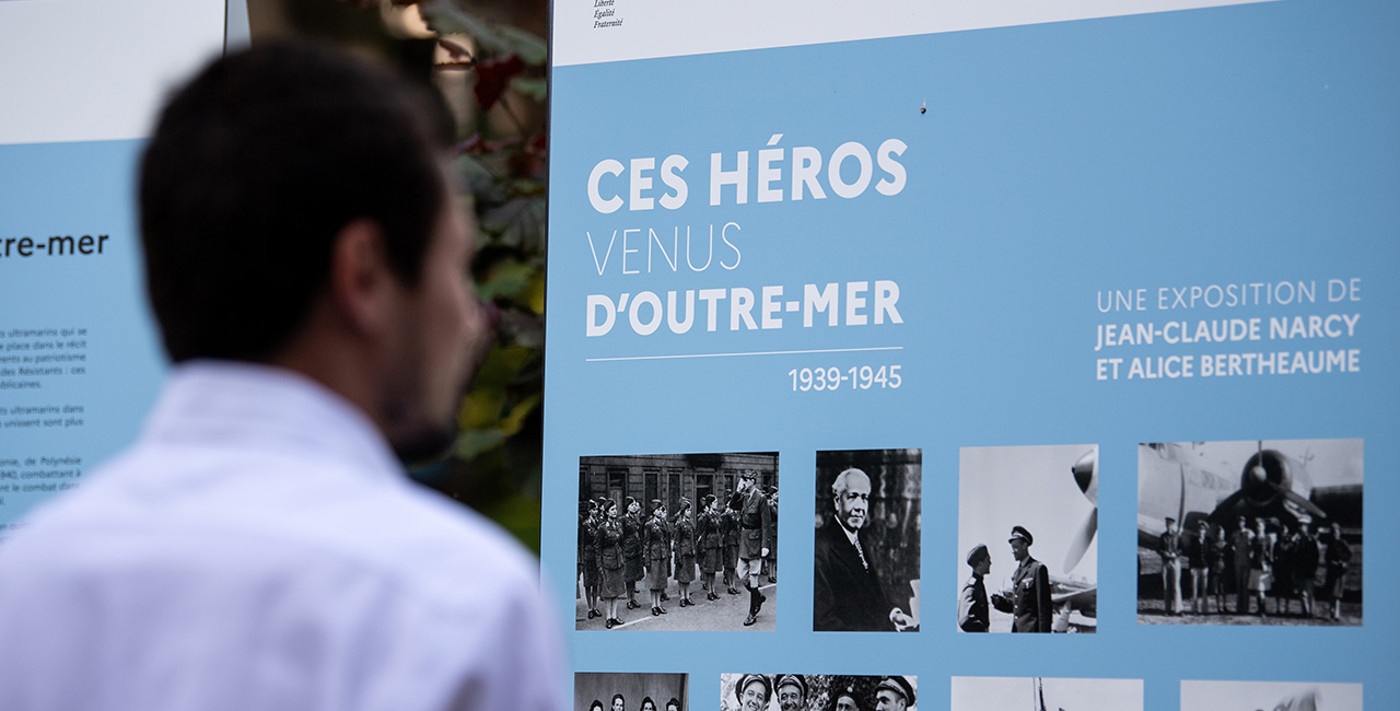 Bannière « Ces héros venus d’Outre-mer 1939-1945 », l’exposition contre l’oubli