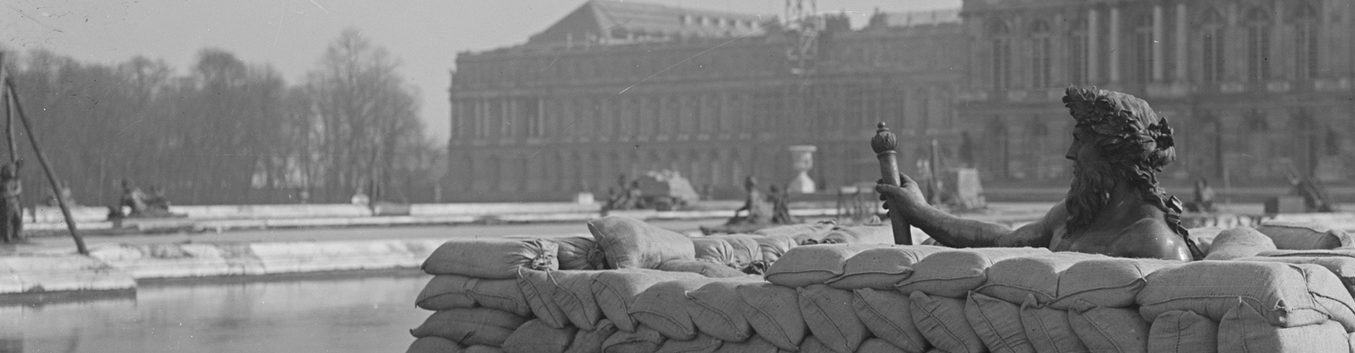 Bannière La Grande Guerre du château de Versailles à travers l’objectif des photographes et opérateurs militaires : loin du front, au cœur du conflit