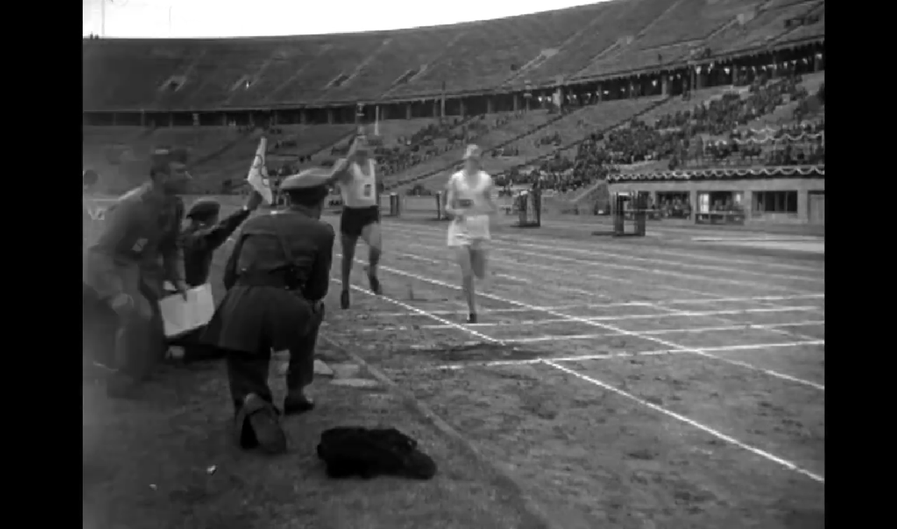 Photo ancienne sport n°40 - Photo d'époque sport seau incliné