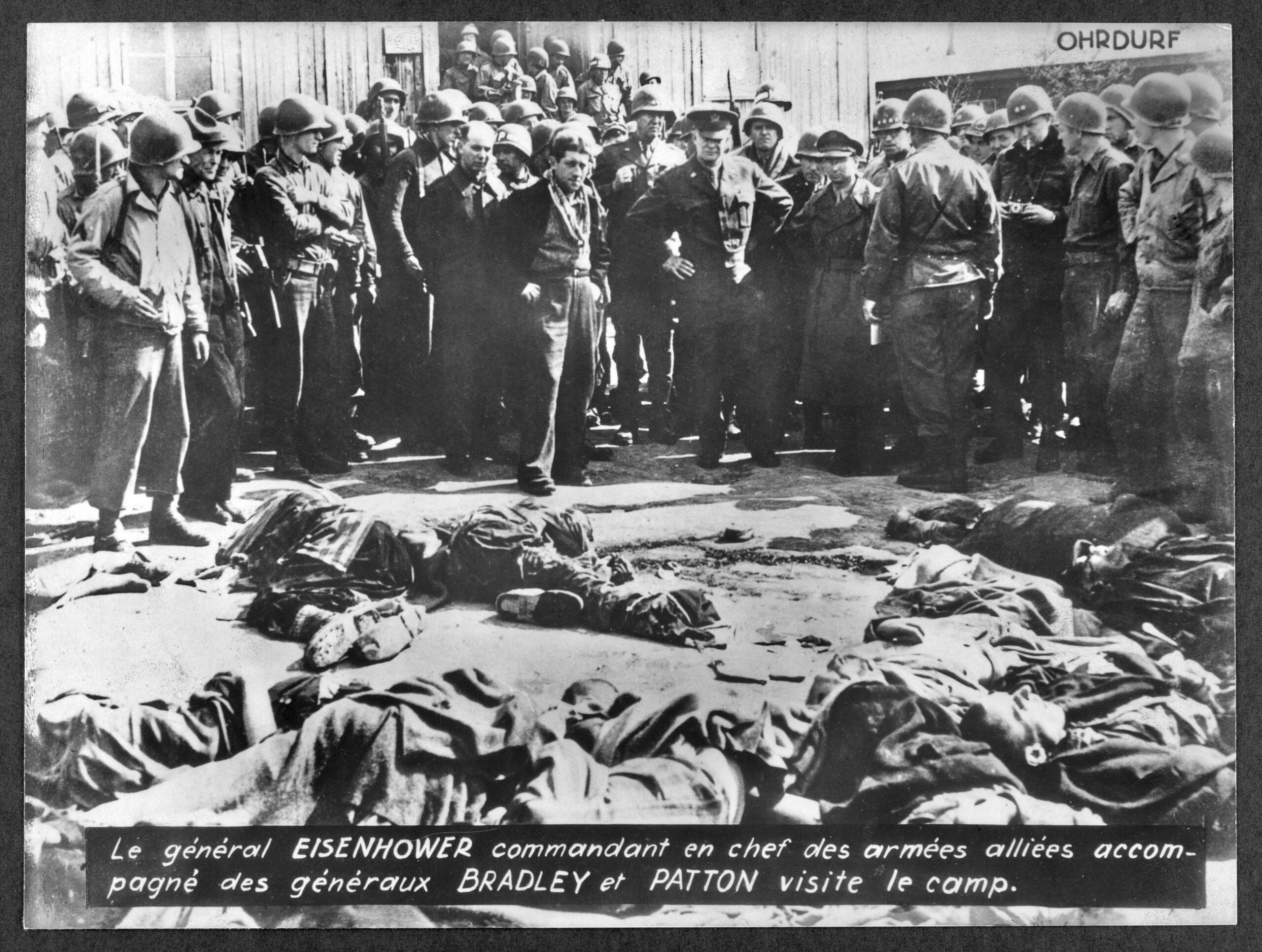 Le général Dwight Eisenhower, commandant en chef des armées alliées, visite le camp d’Ohrdruf.