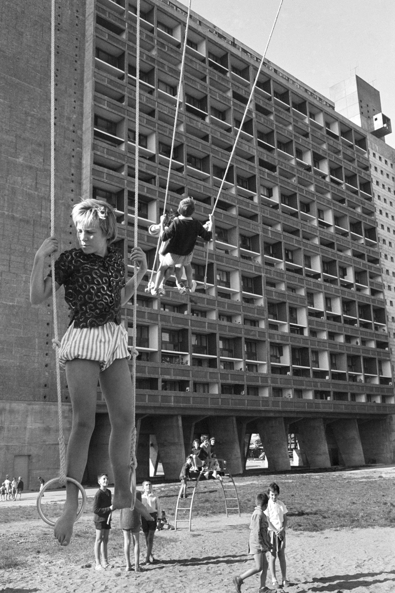 Enfants jouant devant l'unité d'habitation de la Maison radieuse à Rezé, vers 1961