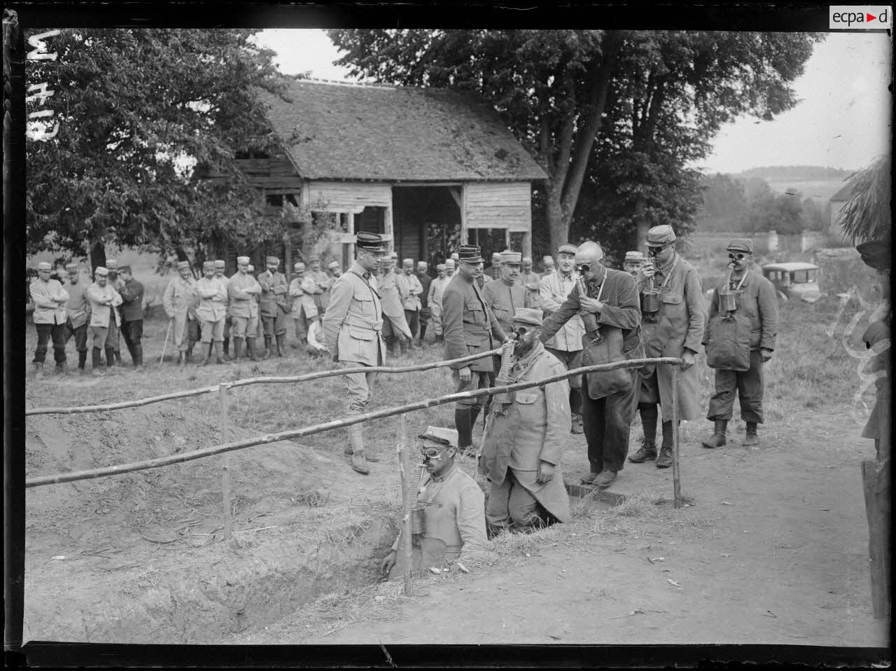 Des soldats munis du nouveau masque respiratoire descendent dans une fosse où des fumées ont été lâchées.
Barleux (Somme), 30 août 1915.
