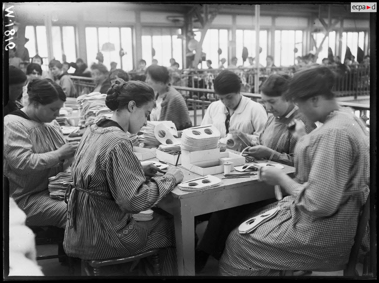 Les ouvrières de l’usine Pathé confectionnent les lunettes de protection contre les gaz.
Vincennes (Seine), 4 avril 1916.