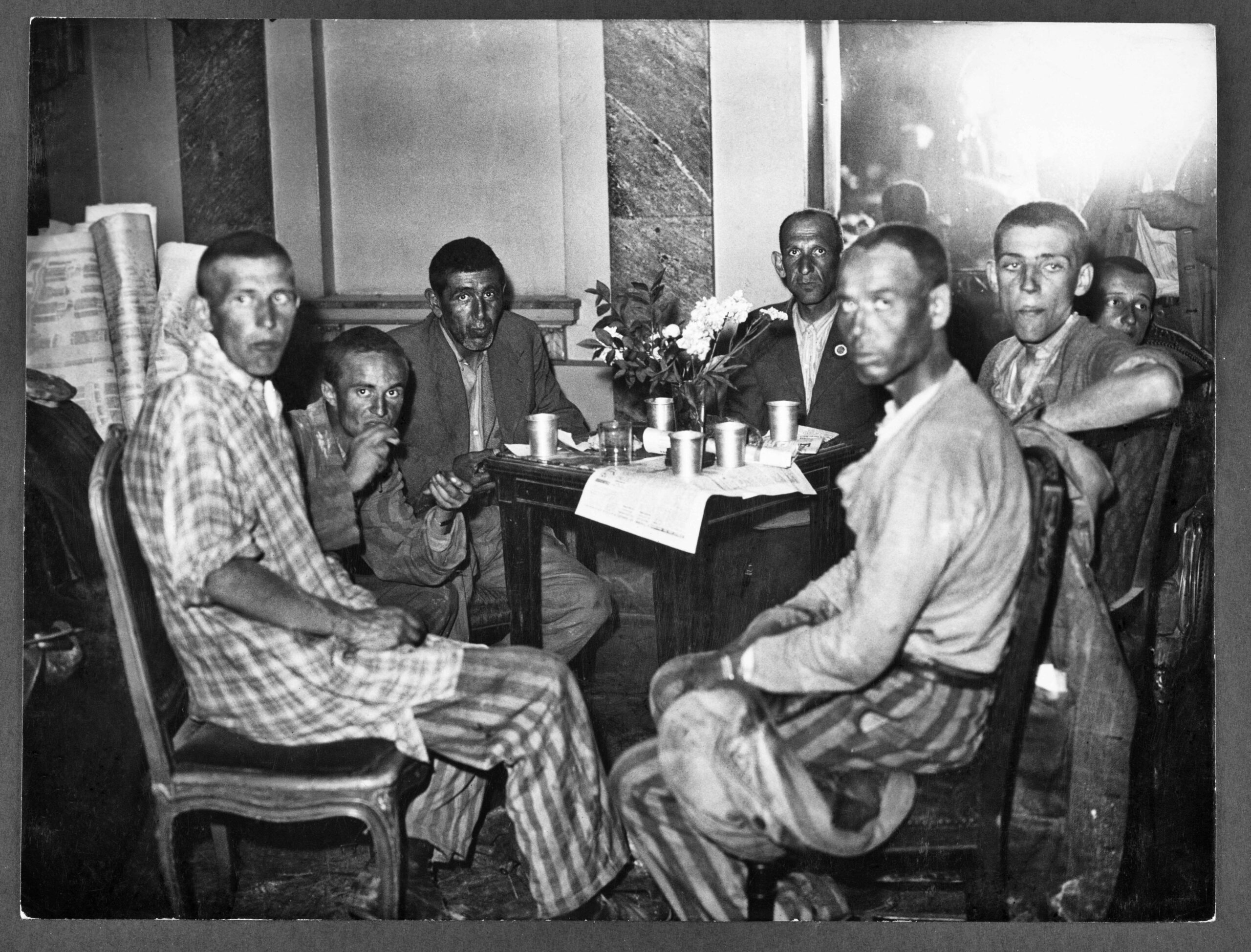 Dans les salons de l'hôtel Lutetia, centre d'accueil des déportés, des rapatriés se restaurent