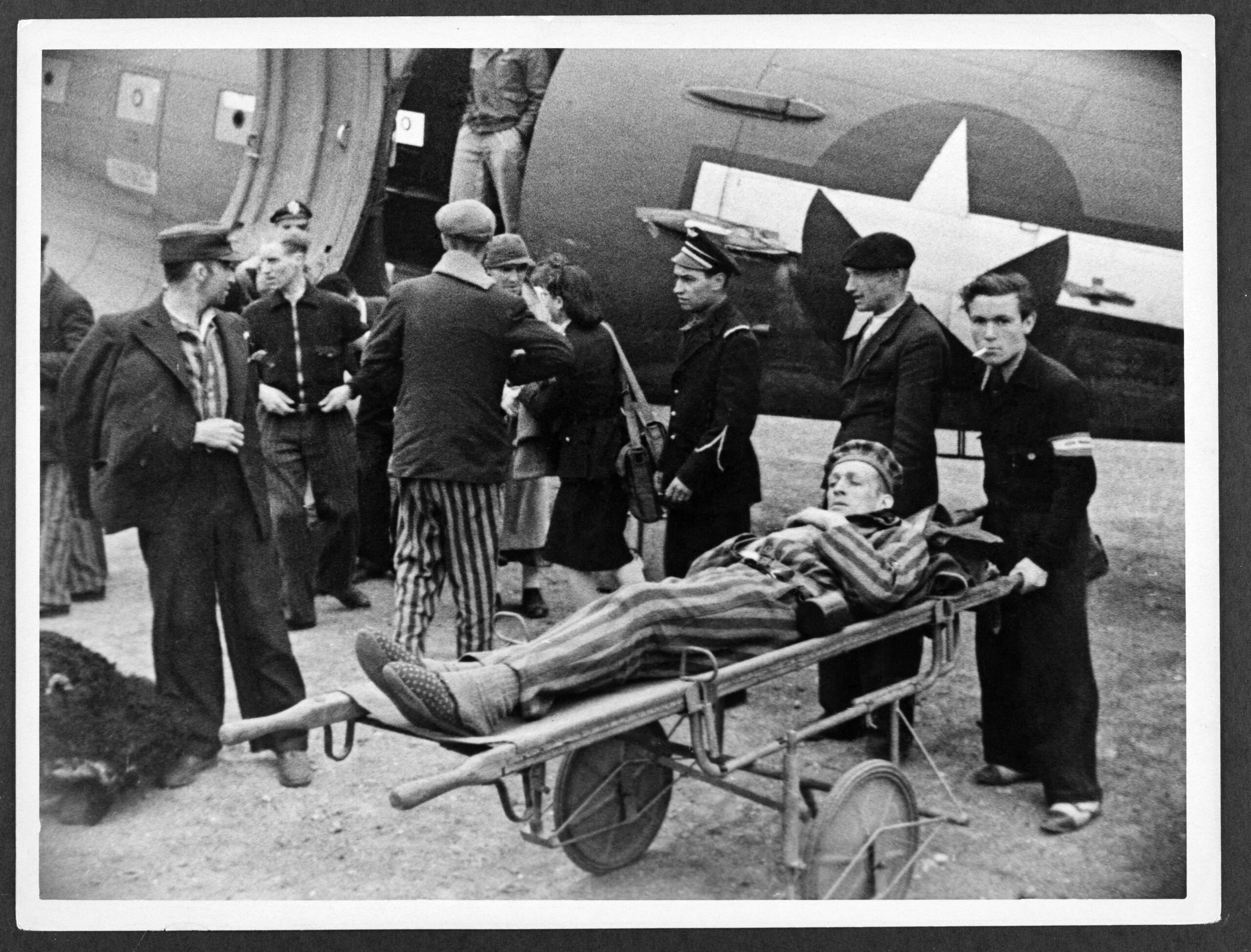 Des rescapés rapatriés par avion, à l’aéroport du Bourget