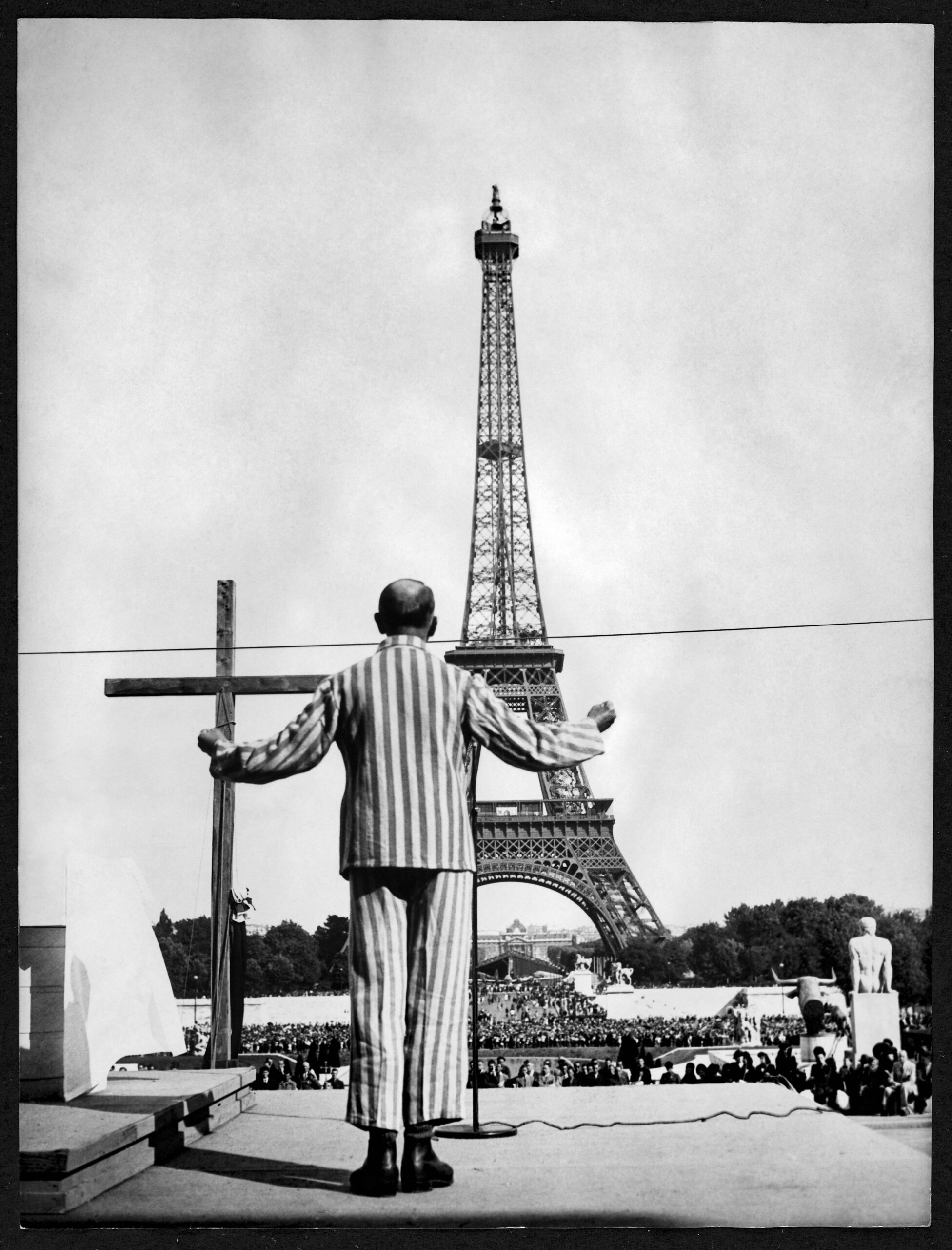 Le Révérend-Père Michel Riquet, face à la foule, célébrant une messe en l'honneur des déportés au palais de Chaillot