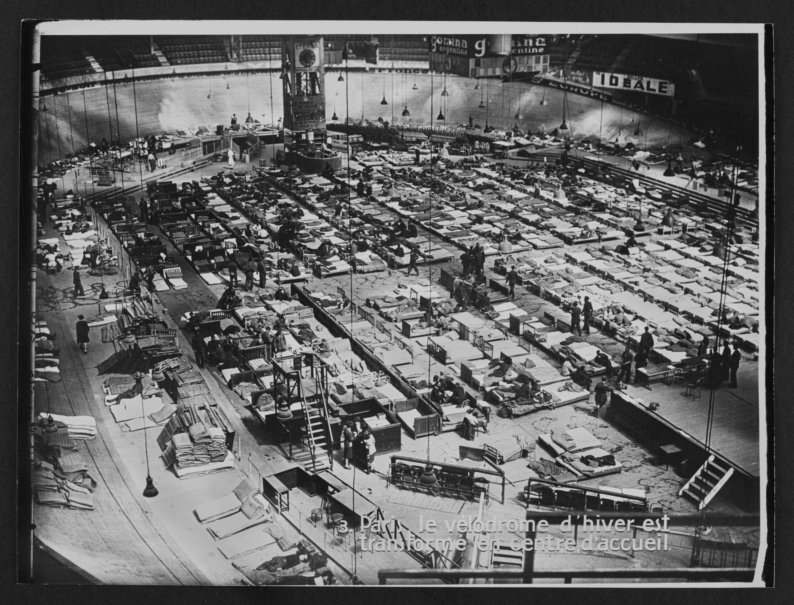 Le Vélodrome d’hiver transformé en centre d’accueil des rapatriés