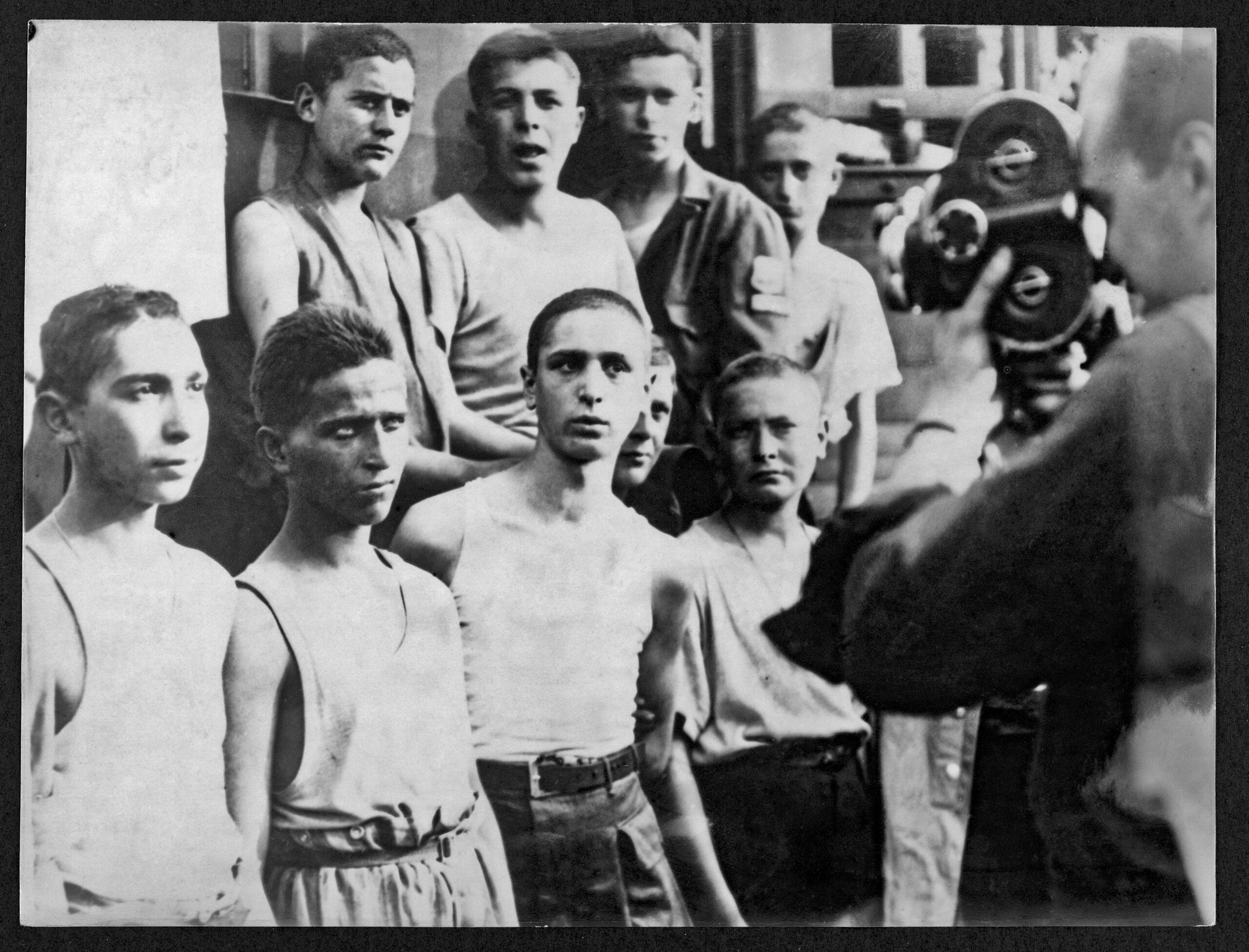 Des adolescents, de toutes les nationalités, libérés du camp de Buchenwald