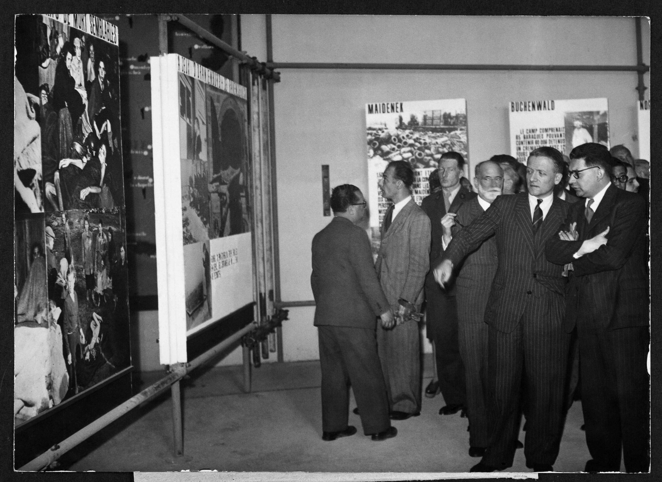 Inauguration de l’exposition en présence de Jacques Soustelle, ministre de l’Information, et d’Henri Frenay, ministre des Prisonniers, Déportés et Réfugiés