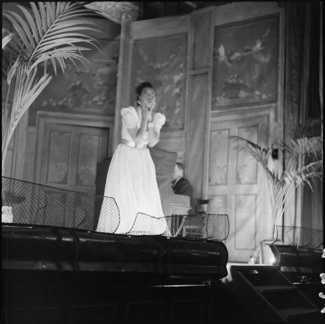 Joséphine Baker sur scène lors d'une représentation pour les soldats de la 3e armée.