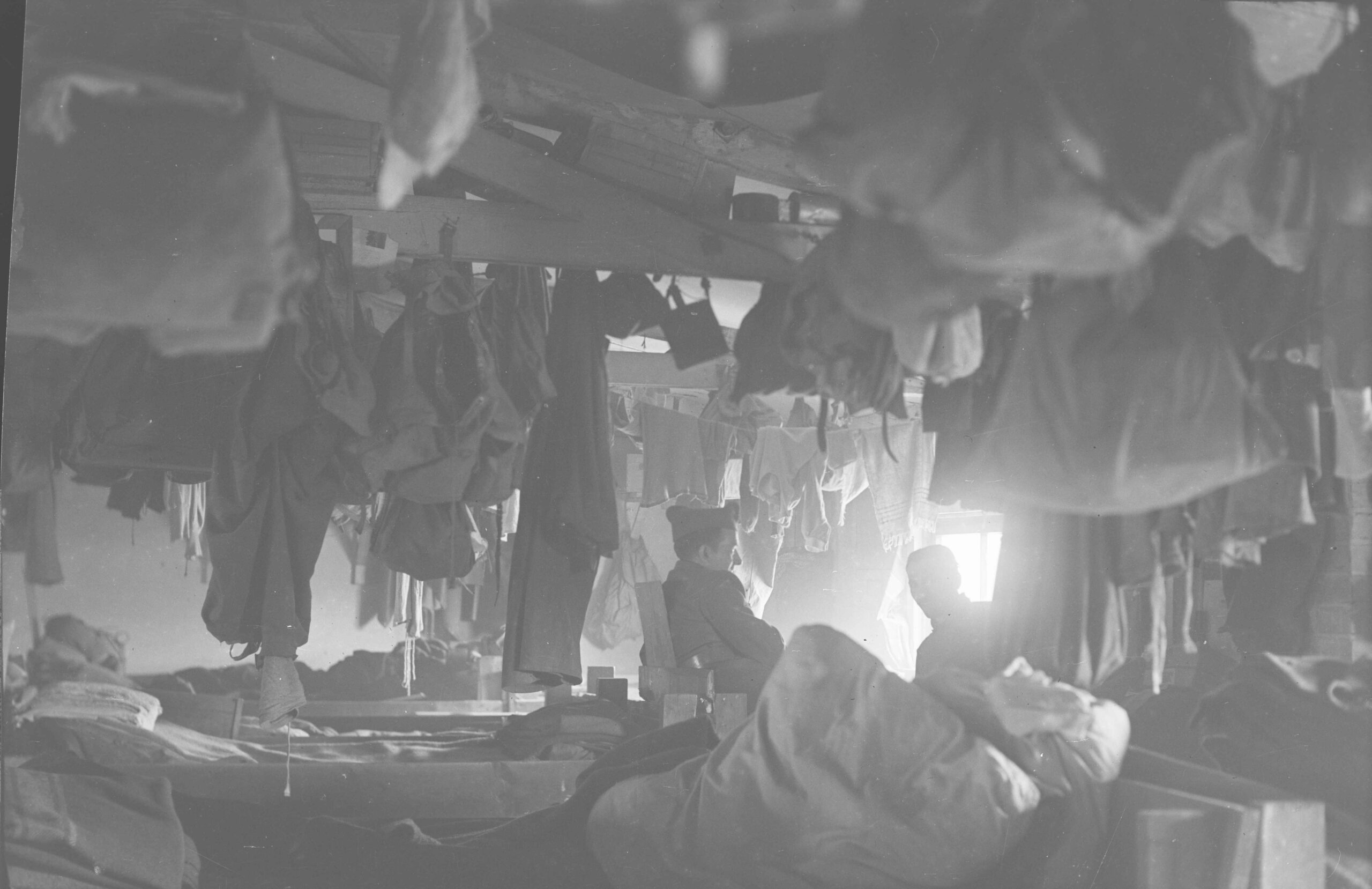 « Tout en haut des couchettes à trois étages, parmi les poutres et le linge qui pend ». Stalag XII-D (Trèves, Allemagne). 