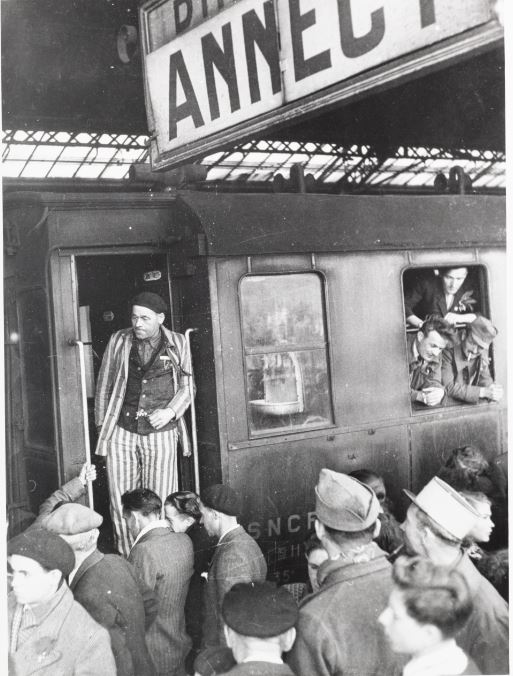 Arrivée en gare d’Annecy de rescapés des camps