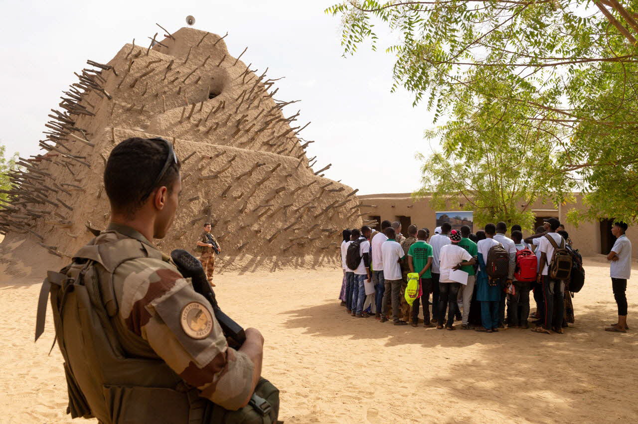 Des militaires de la force Barkhane sécurisent le site du tombeau des Askias lors d’une visite officielle, à l’occasion de la Journée de protection du patrimoine.
