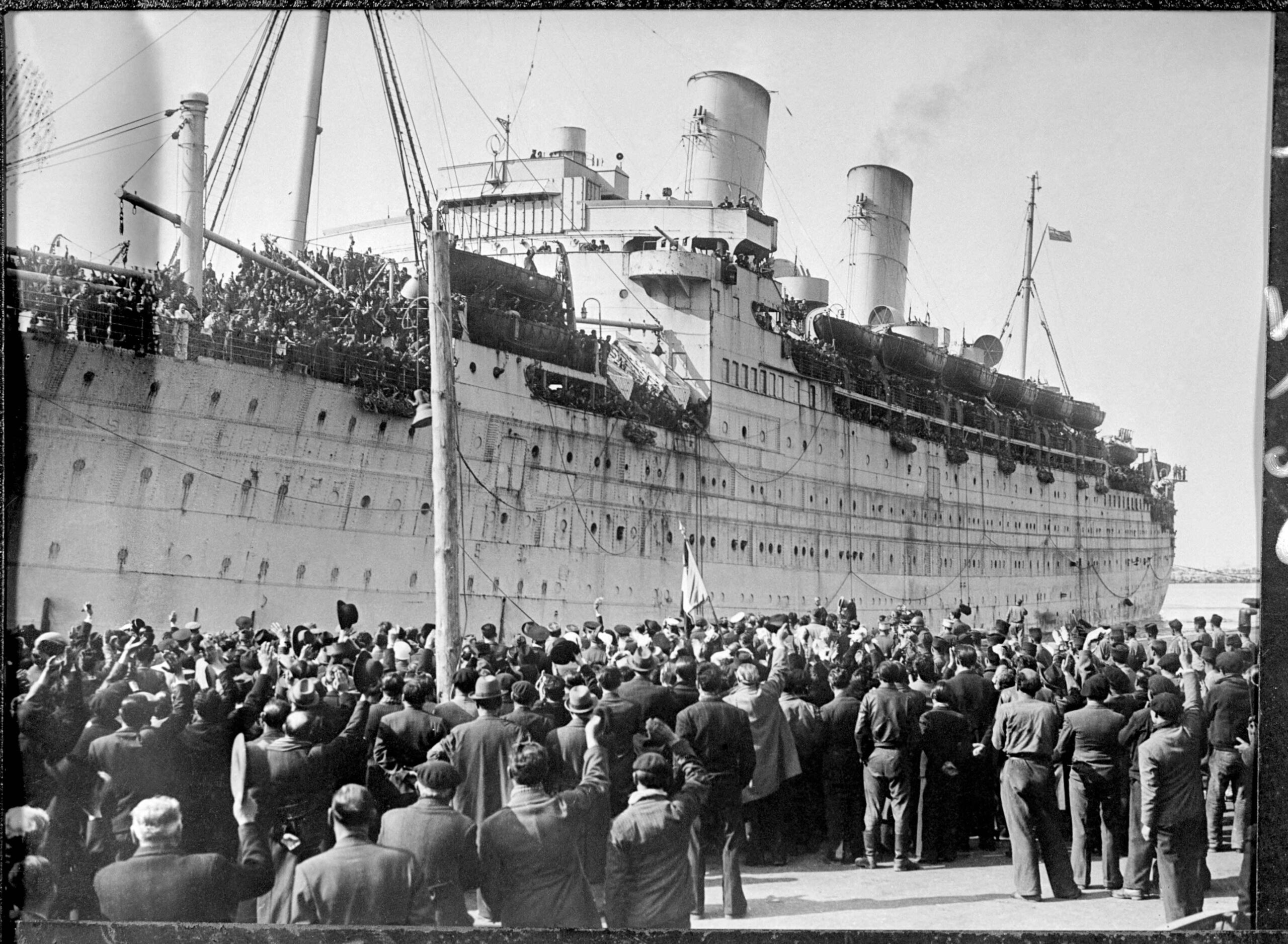La population accueille sur les quais du port de Marseille des rapatriés libérés par les Soviétiques