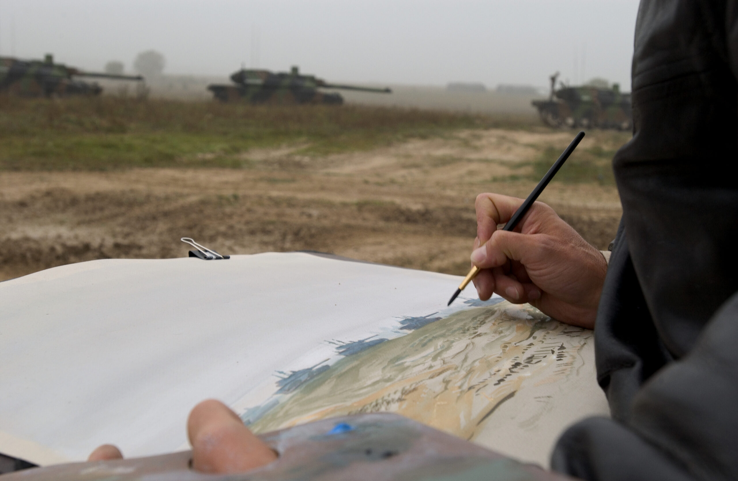Lors de la démonstration de matériel – IHEDN, un peintre aux armées pendant la séance de tir. 