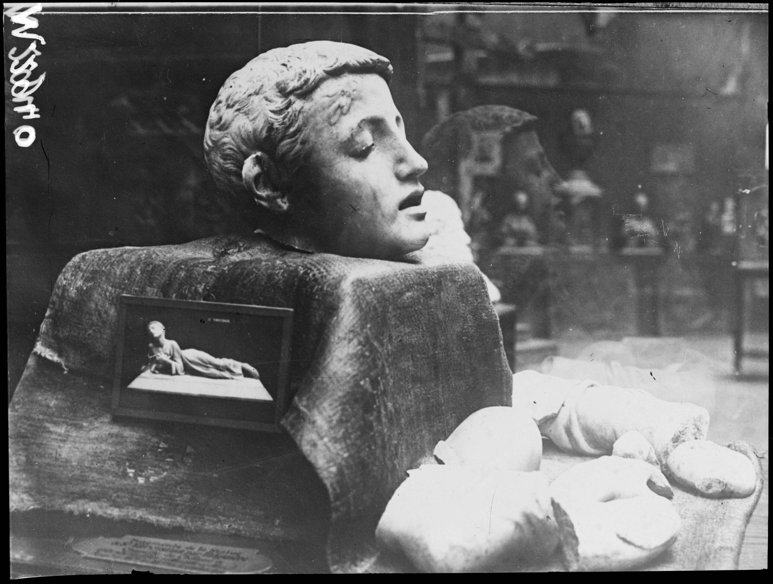 La tête et des fragments de saint Tarcisius d’Alexandre Falguière.
Novembre 1916, Paris.