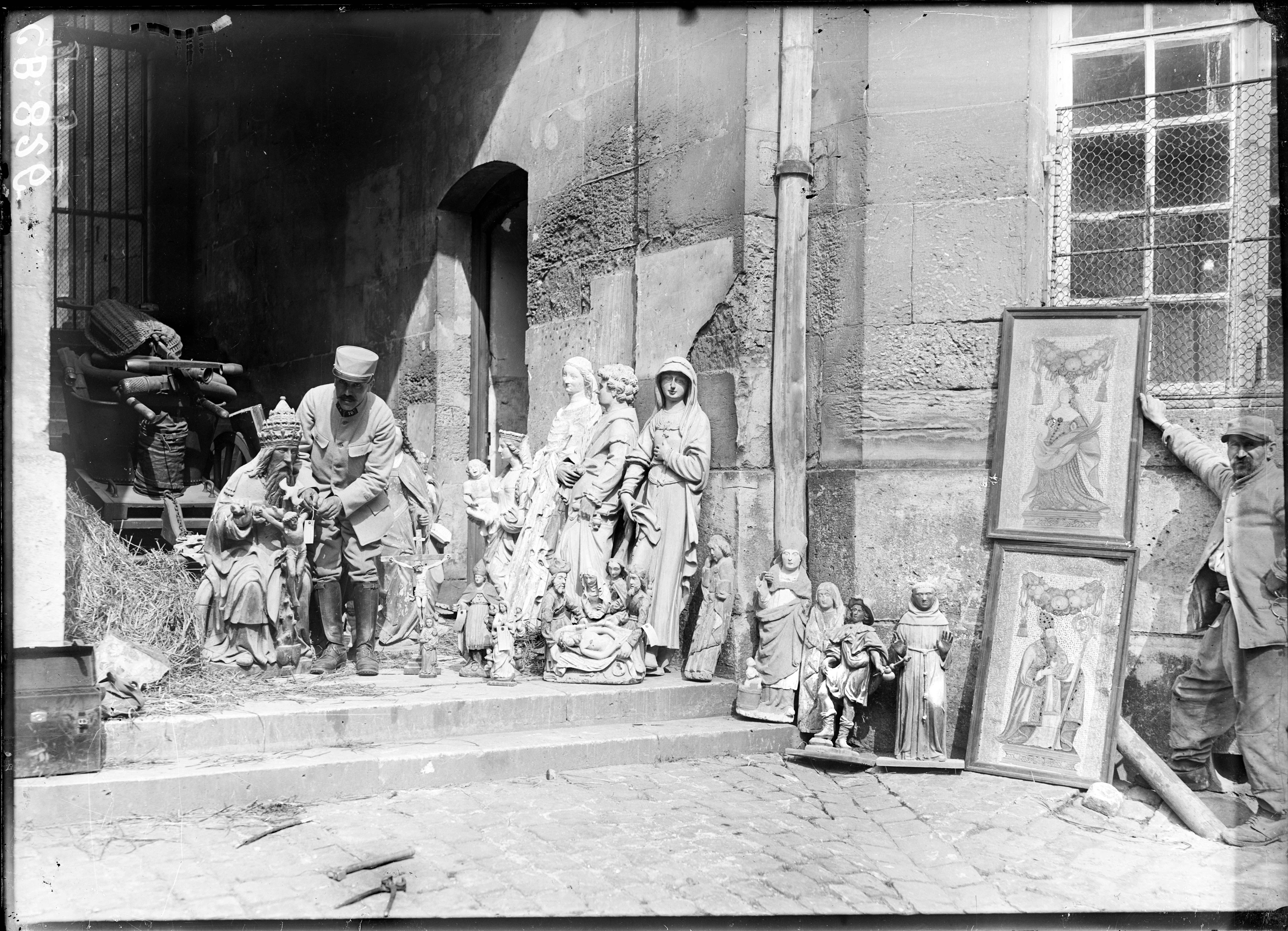 Étiquetage d’œuvres d'art évacuées des villages voisins. 24 mai 1918, Compiègne