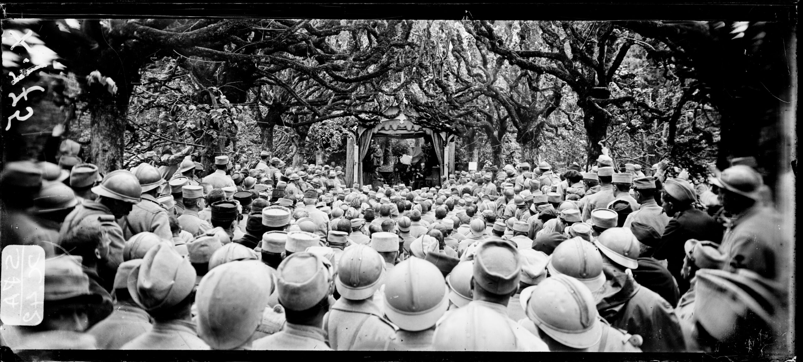 Le théâtre dans le parc du château. 
10 mai 1916, Boucq