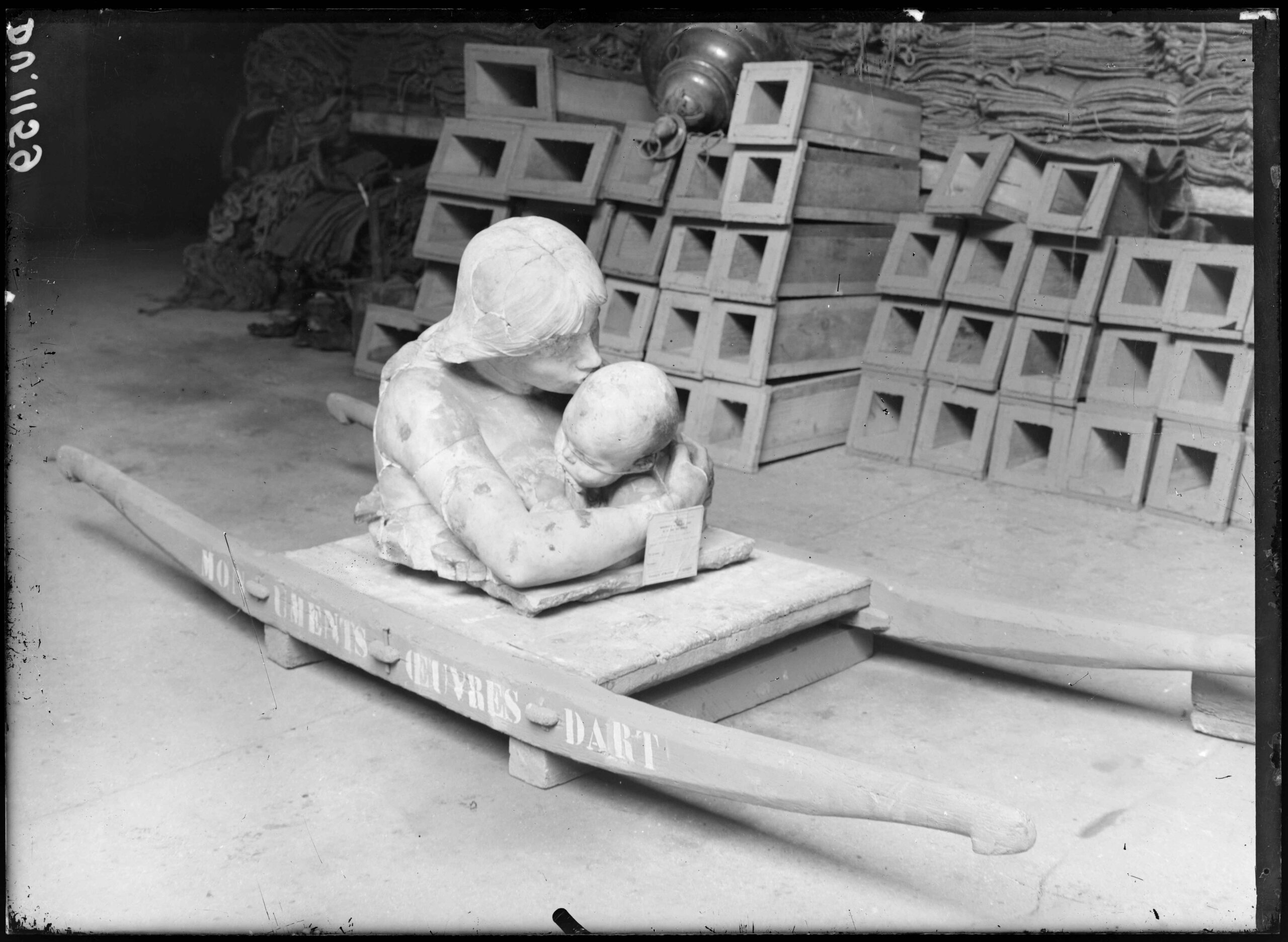 Buste en marbre transporté sur une civière du service, provenant d’Arras. 