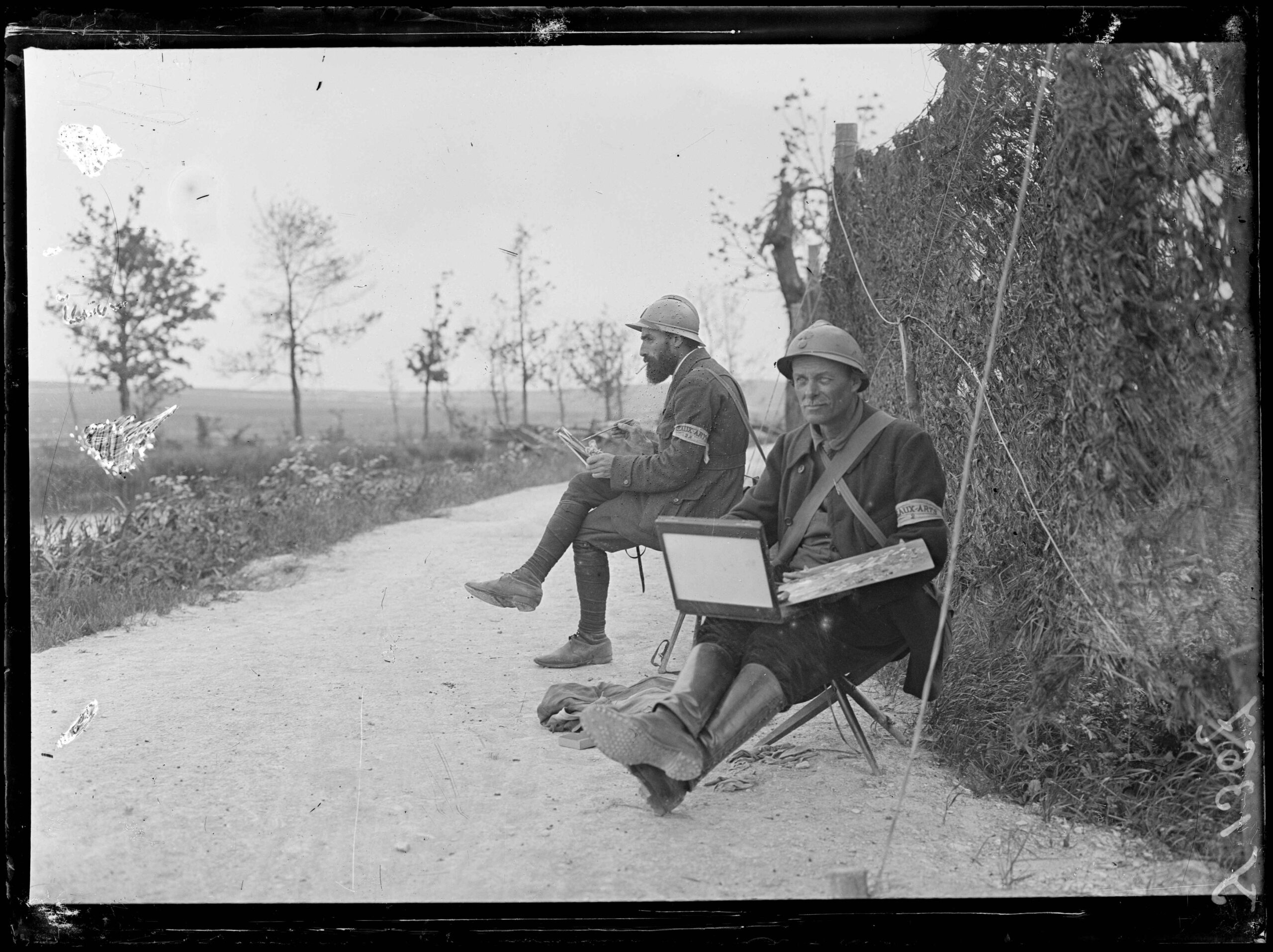 Peintres au front, portant le brassard « Beaux-Arts ». 
1917, Bras (Meuse). 