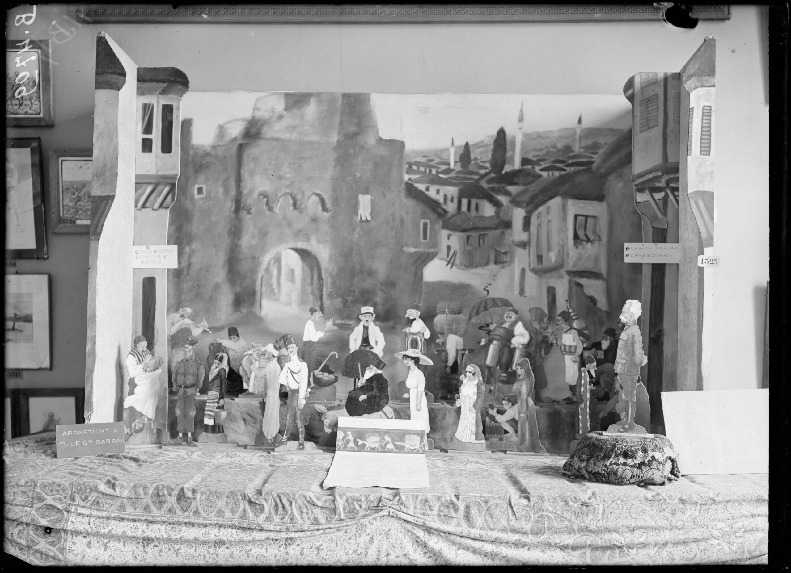 Vingt-cinq silhouettes dans une place de la capitale macédonienne [Salonique] par Jouanneau-Irriera