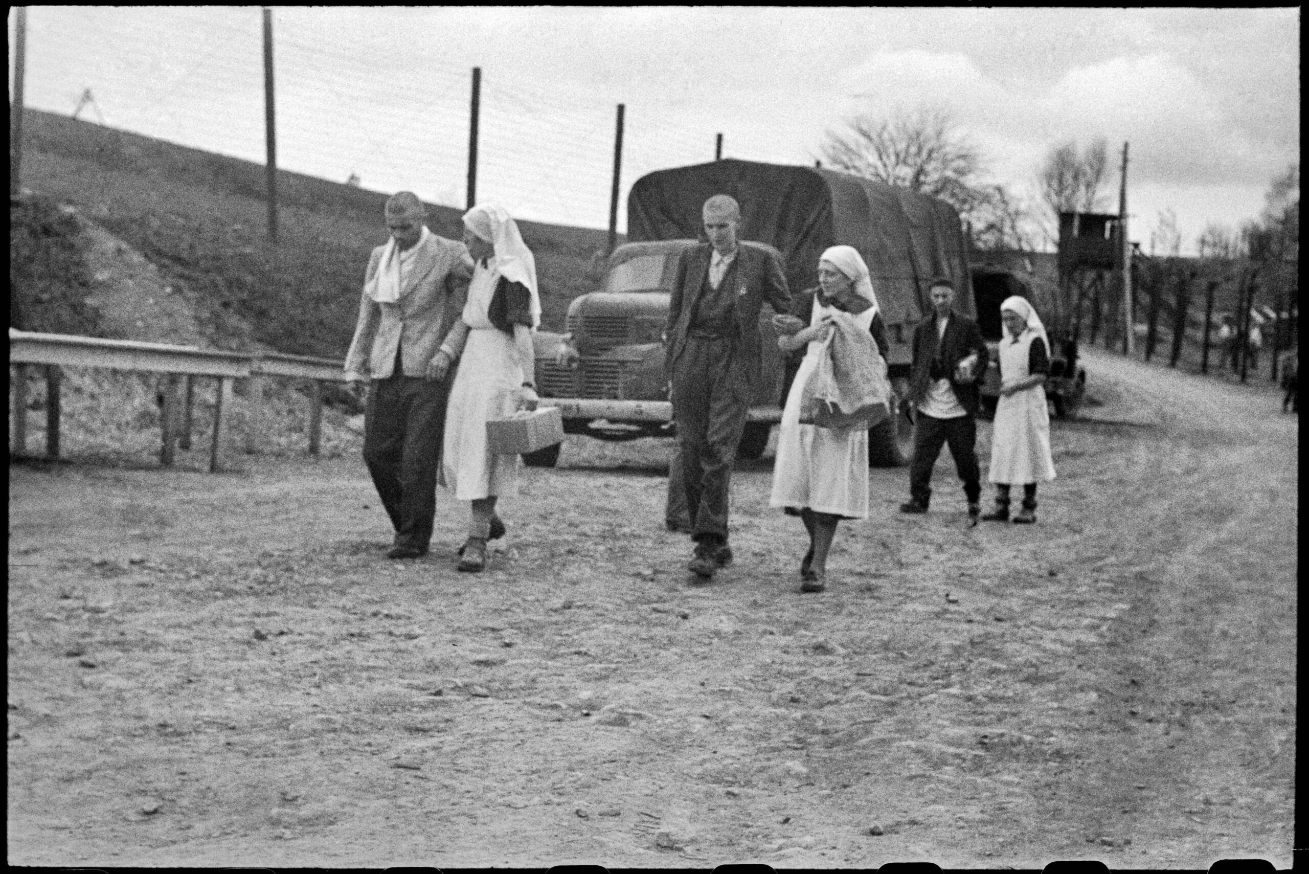 Des rescapés du camp de Vaihingen pris en charge par les services médicaux de l’armée française