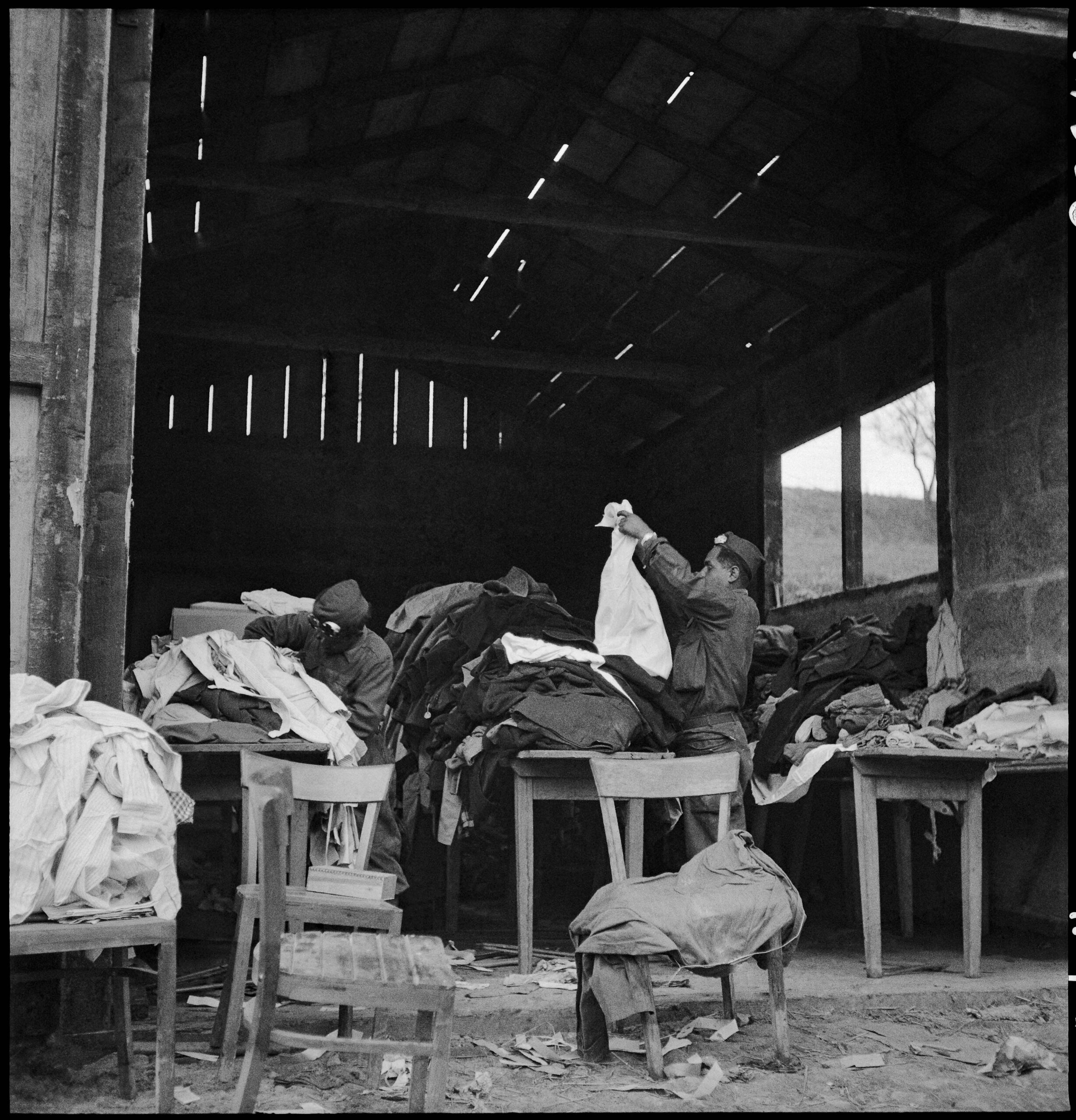 Des soldats français trient des vêtements confisqués à la population allemande au profit des détenus libérés