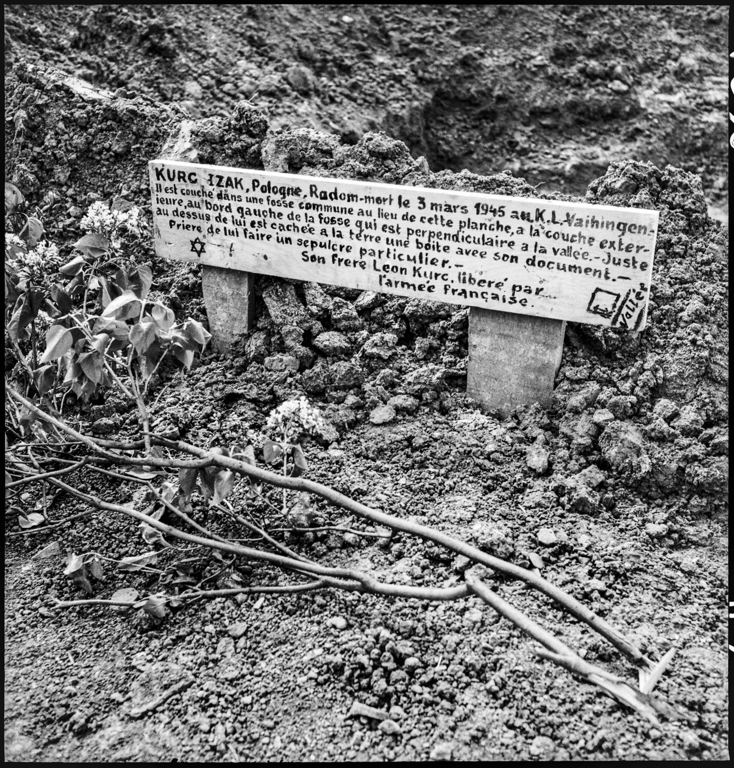 Stèle improvisée marquant l’emplacement d’une victime de Vaihingen