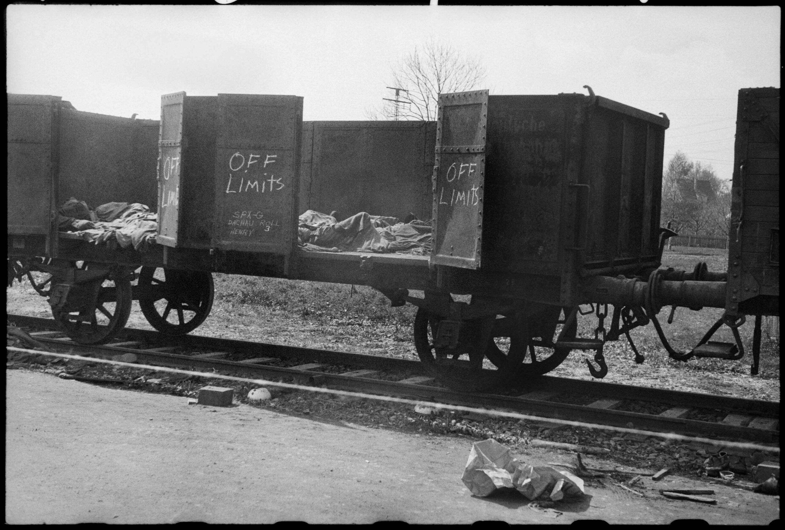 Devant le camp de Dachau, un convoi rempli de cadavres
