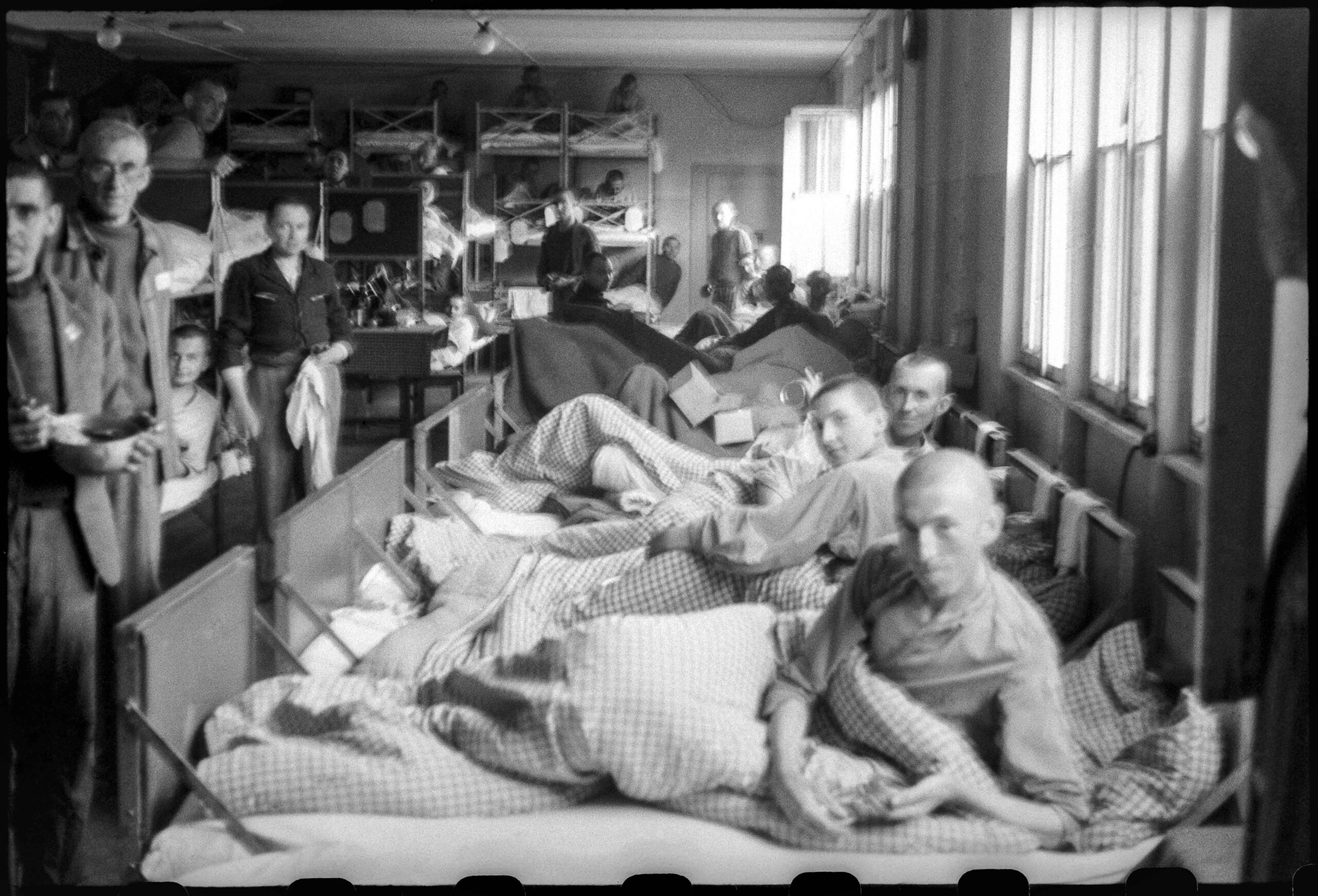 Des détenus photographiés dans les dortoirs après la libération du camp de Dachau