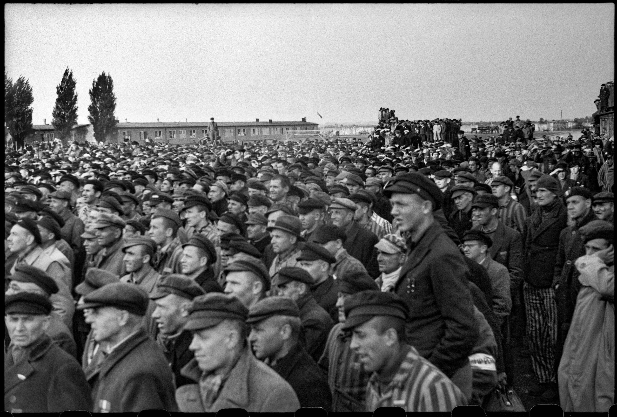 Aux lendemains de la libération du camp de Dachau, une foule immense de prisonniers assistent à une messe en plein air