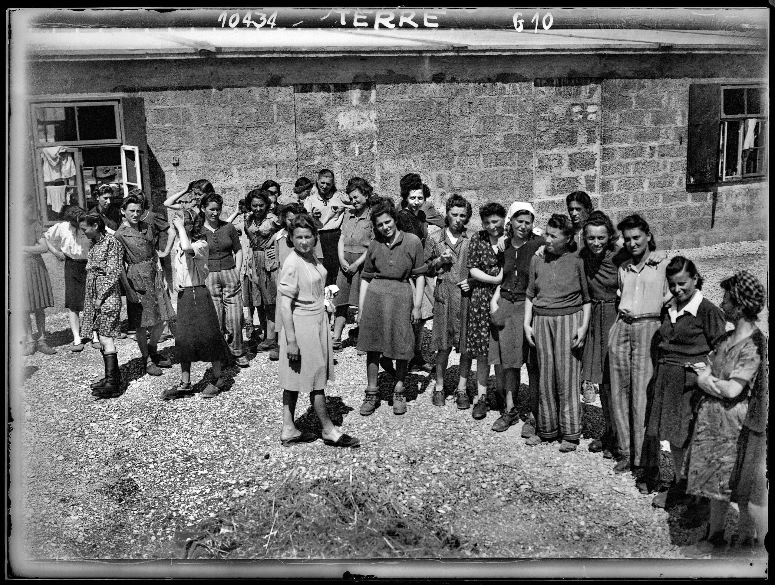 Un groupe de femmes rescapées du camp de Munich-Allach devant un baraquement