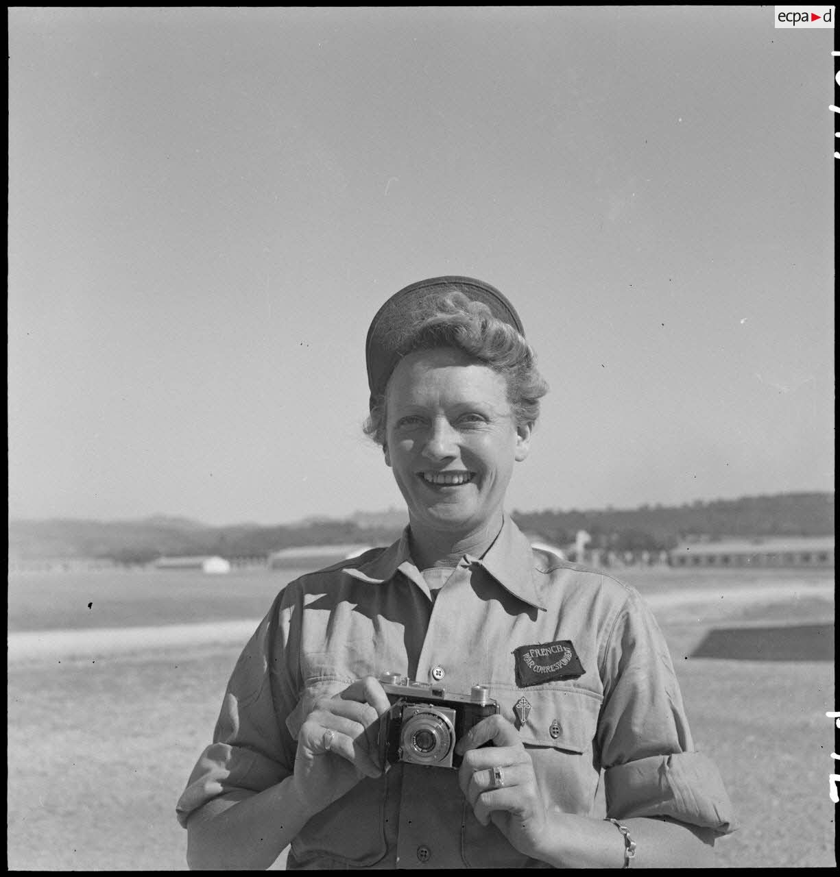 Portrait de la photographe Germaine Kanova du service cinématographique de l'Armée (SCA) dans le camp d'entraînement disciplinaire américain des Milles.