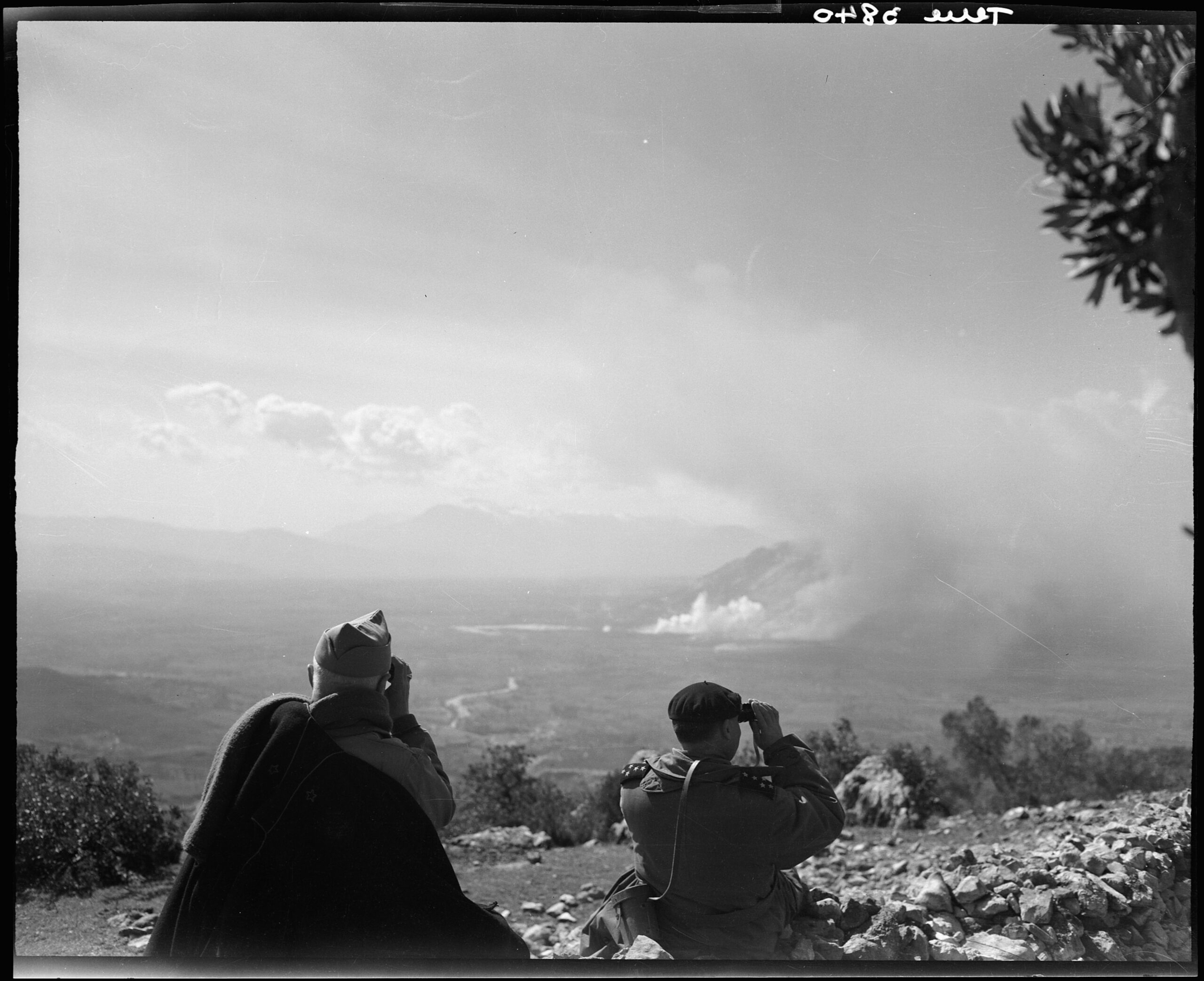 Les généraux de Monsabert et Juin observent le bombardement de Cassino.