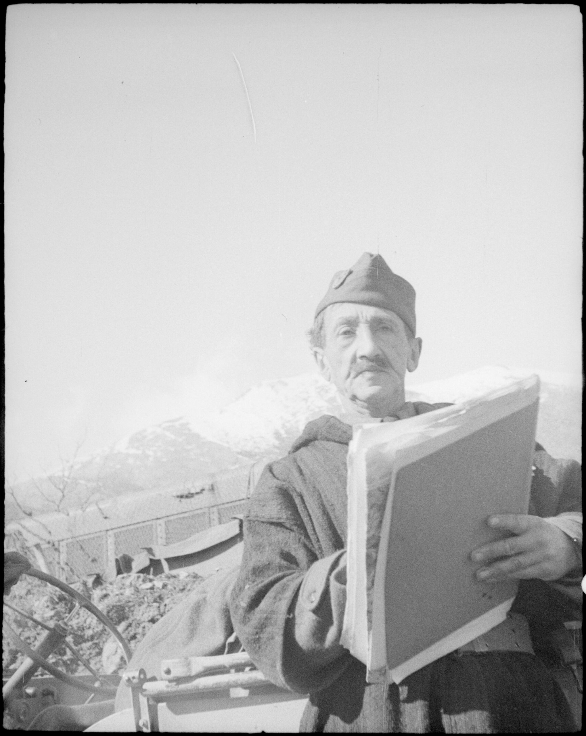 Le peintre de l’armée Roger Jouanneau-Irriera, avec son carton à dessins.