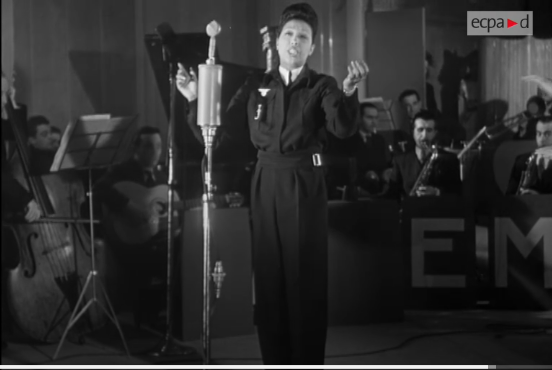 Joséphine Baker, en uniforme de l'armée de l'Air, chante Mon cœur est un oiseau des îles.
9 février 1945, Paris