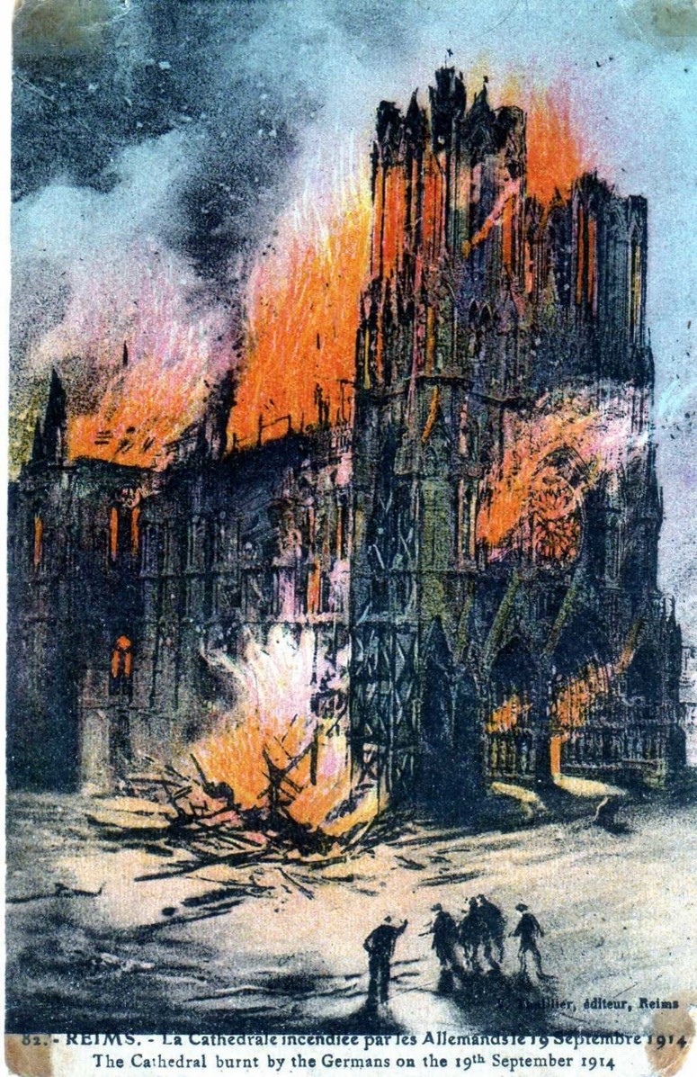 Carte postale représentant la cathédrale incendiée avec légende bilingue français – anglais.