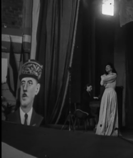 Le théâtre aux armées au centre social. Au premier plan, l’effigie du général de Gaulle.
26 mars 1945, Châteauroux (Indre). 