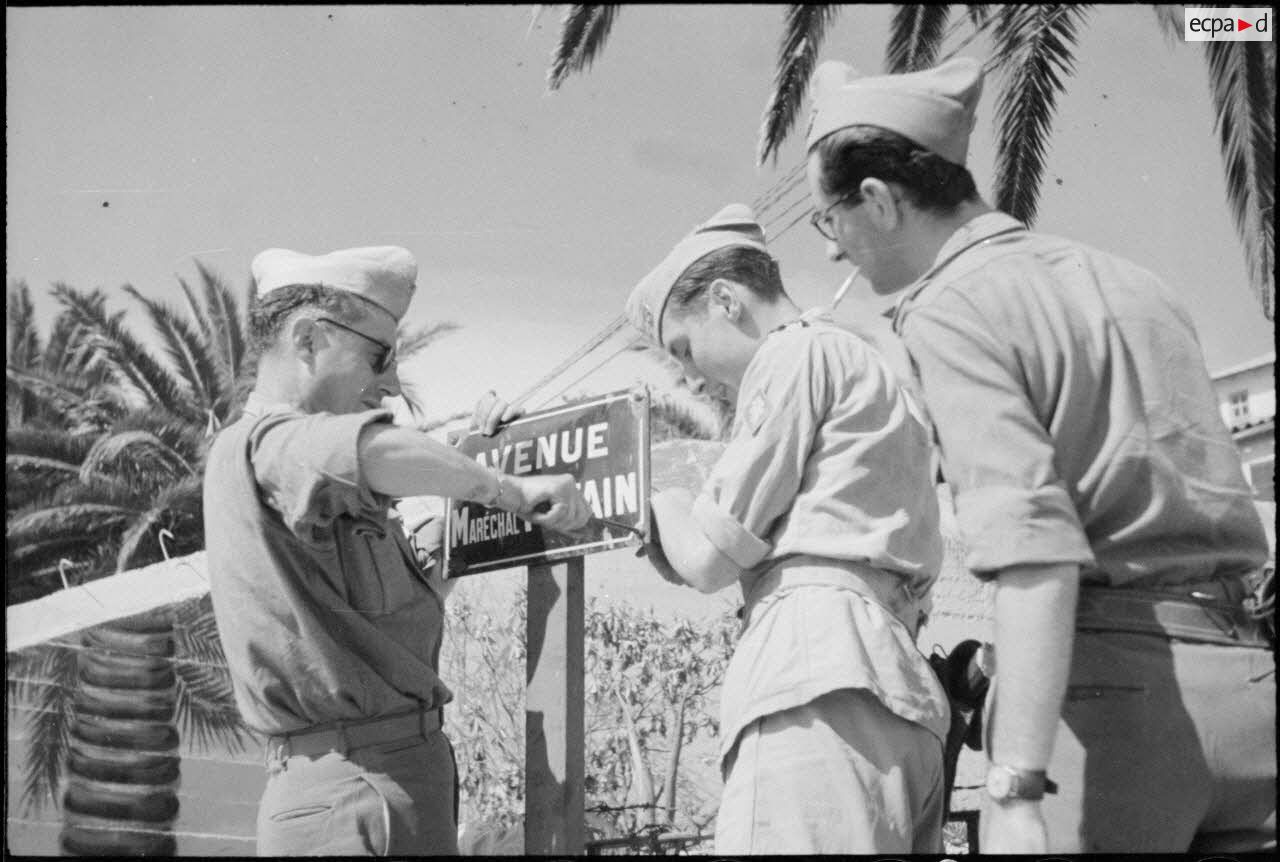 Des fantassins du 22e bataillon de marche nord-africain (22e BMNA) de la 1re division française libre (1re DFL) dévissent une plaque de rue au nom du maréchal Pétain à Sainte-Maxime.