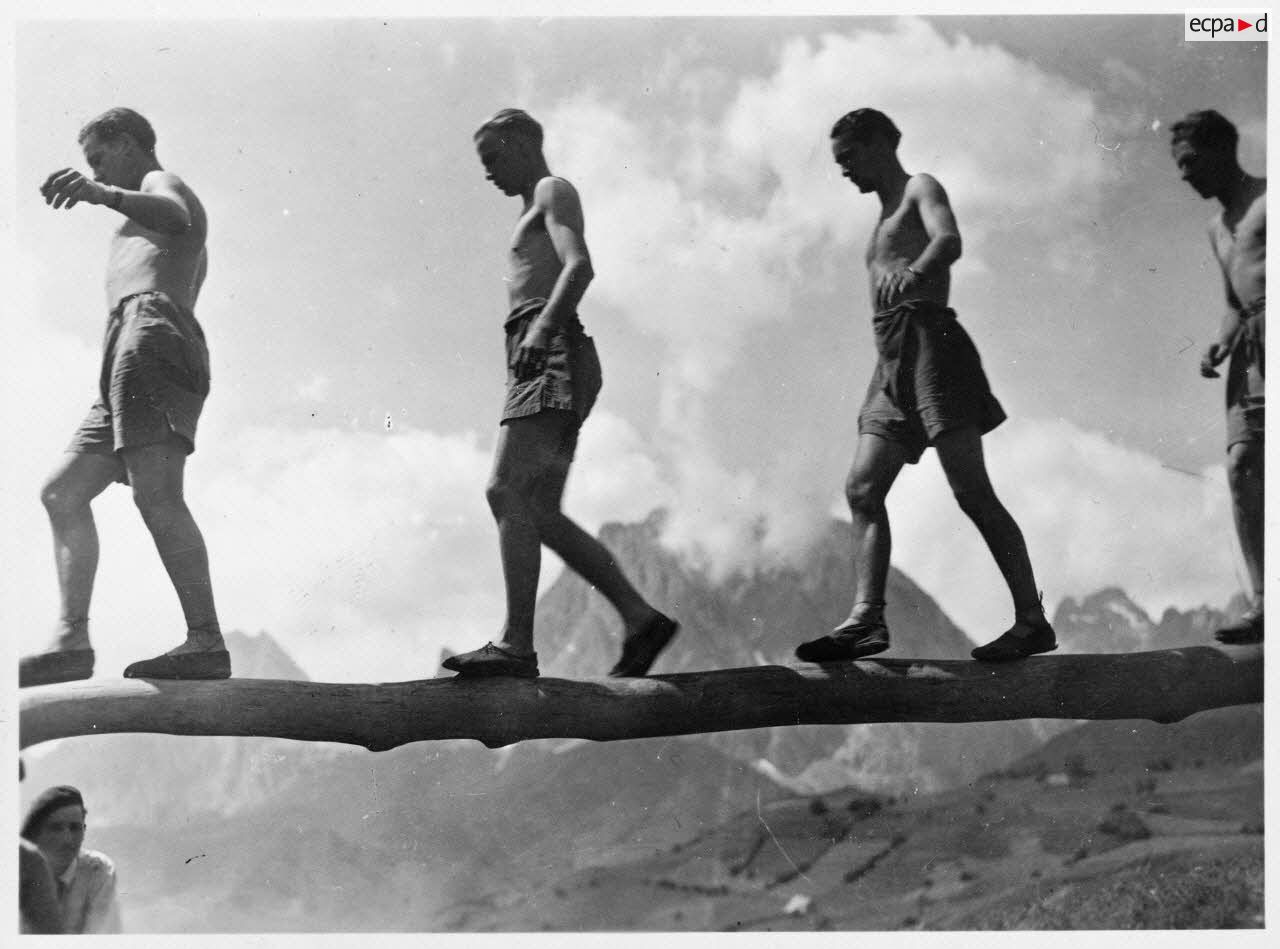 Des fantassins du 22e bataillon de marche nord-africain (22e BMNA) de la 1re division française libre (1re DFL) dévissent une plaque de rue au nom du maréchal Pétain à Sainte-Maxime.
