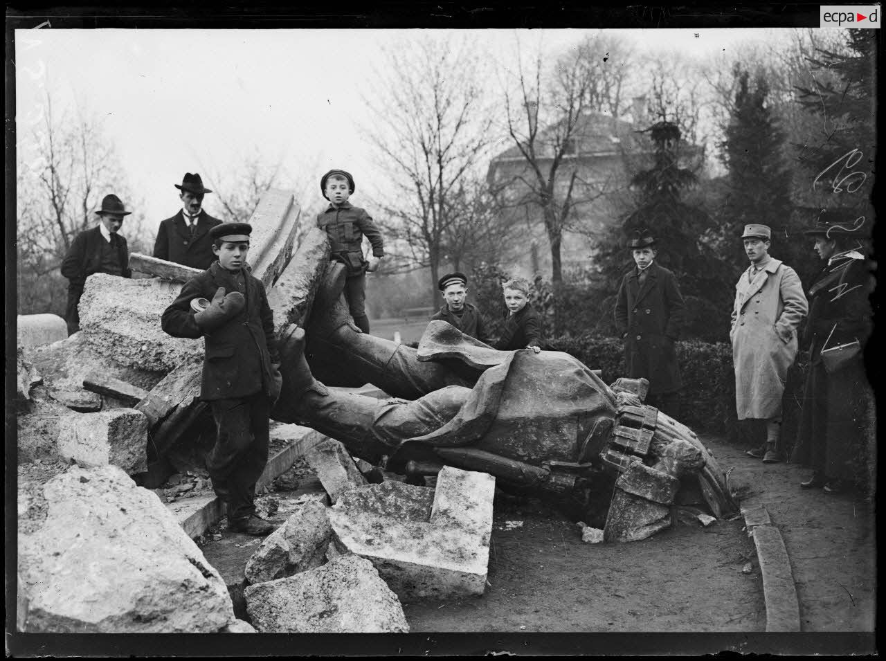 la statue de Feldgrave renversée par la population.