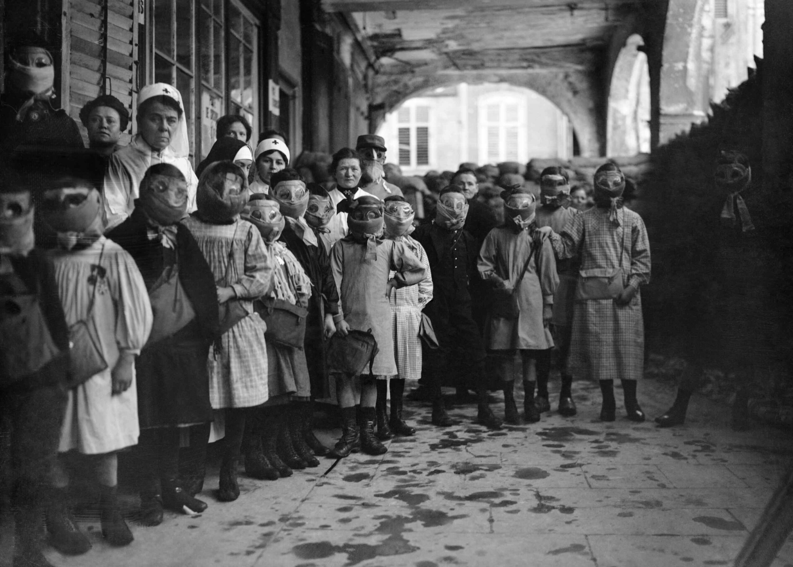 Groupe d'enfants munis de masques contre les gaz asphyxiants. 
Pont-à-Mousson, février 1916.