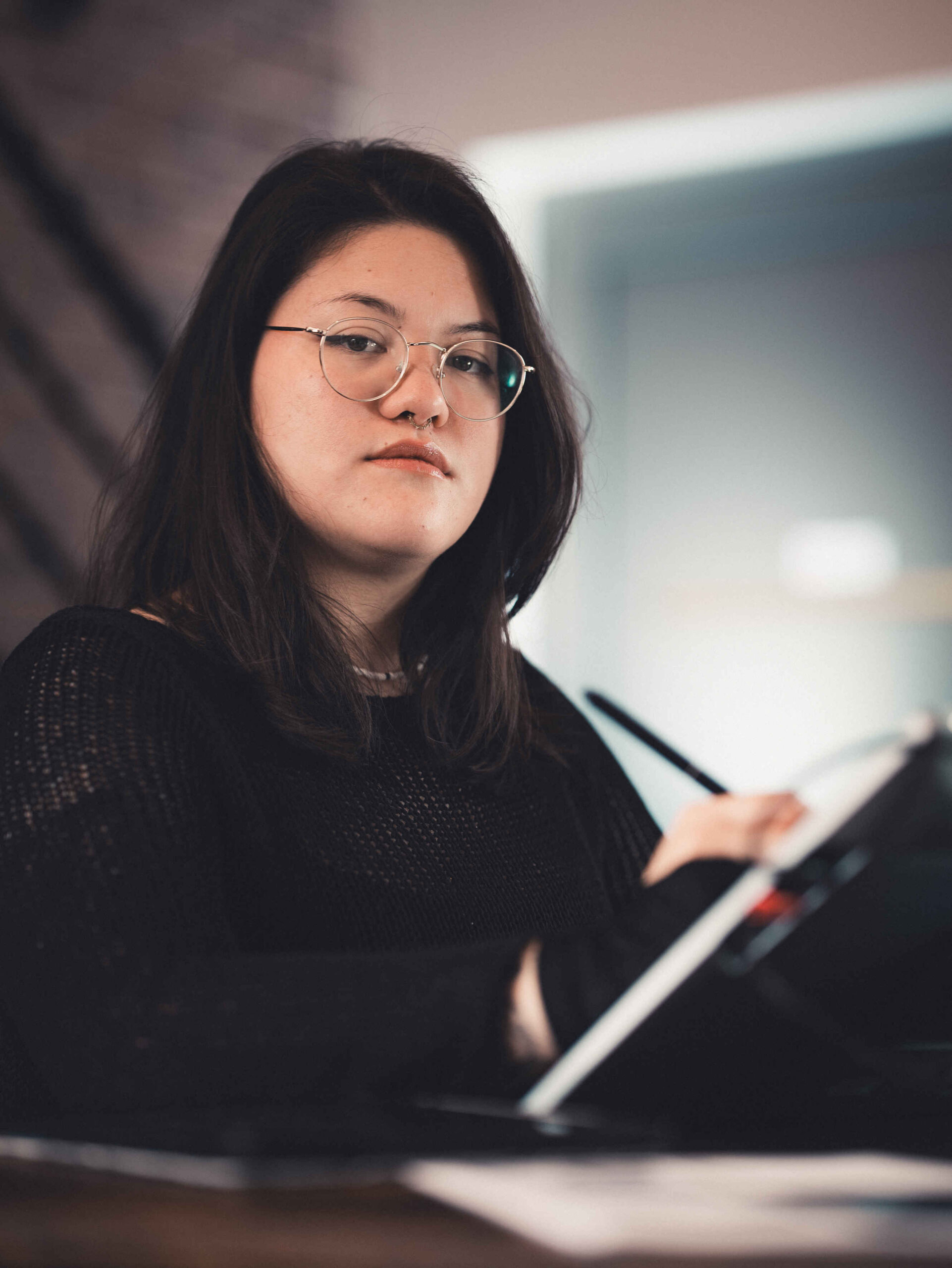 Portrait de Titaina Pambrun, dessinatrice de bande dessinée en résidence au fort d'Ivry